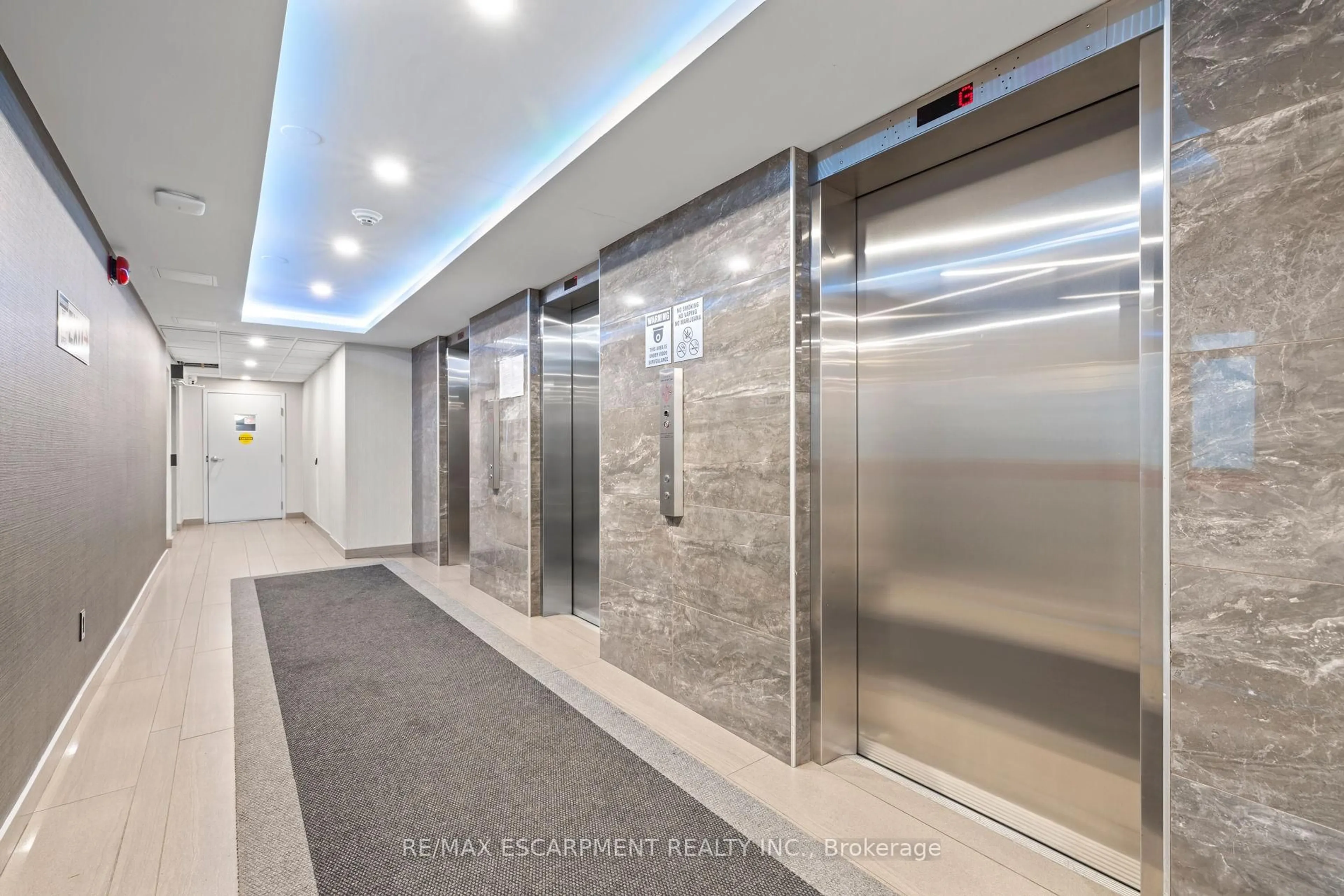 Indoor foyer for 700 Dynes Rd #414, Burlington Ontario L7N 3M2