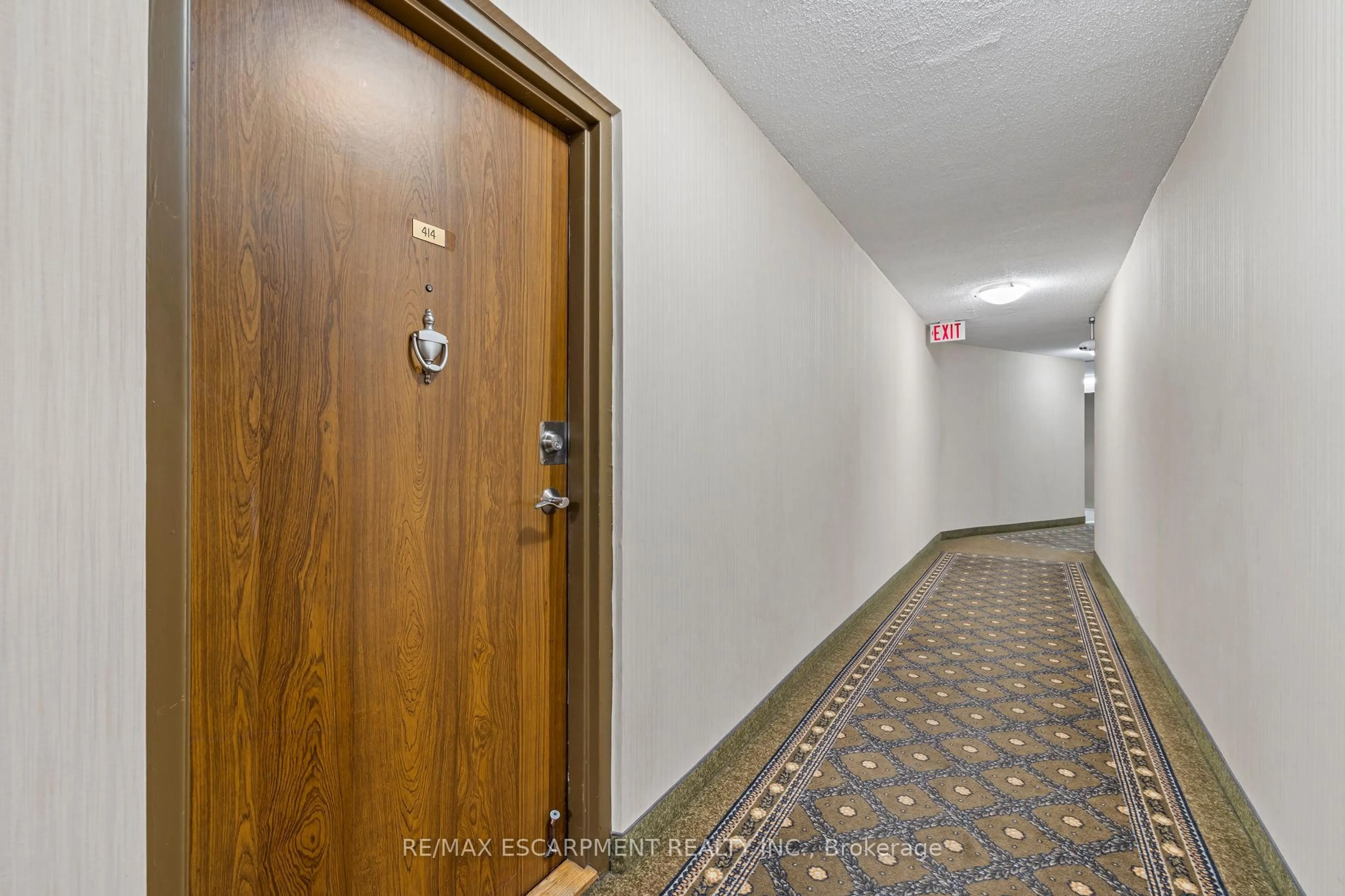 Indoor foyer for 700 Dynes Rd #414, Burlington Ontario L7N 3M2
