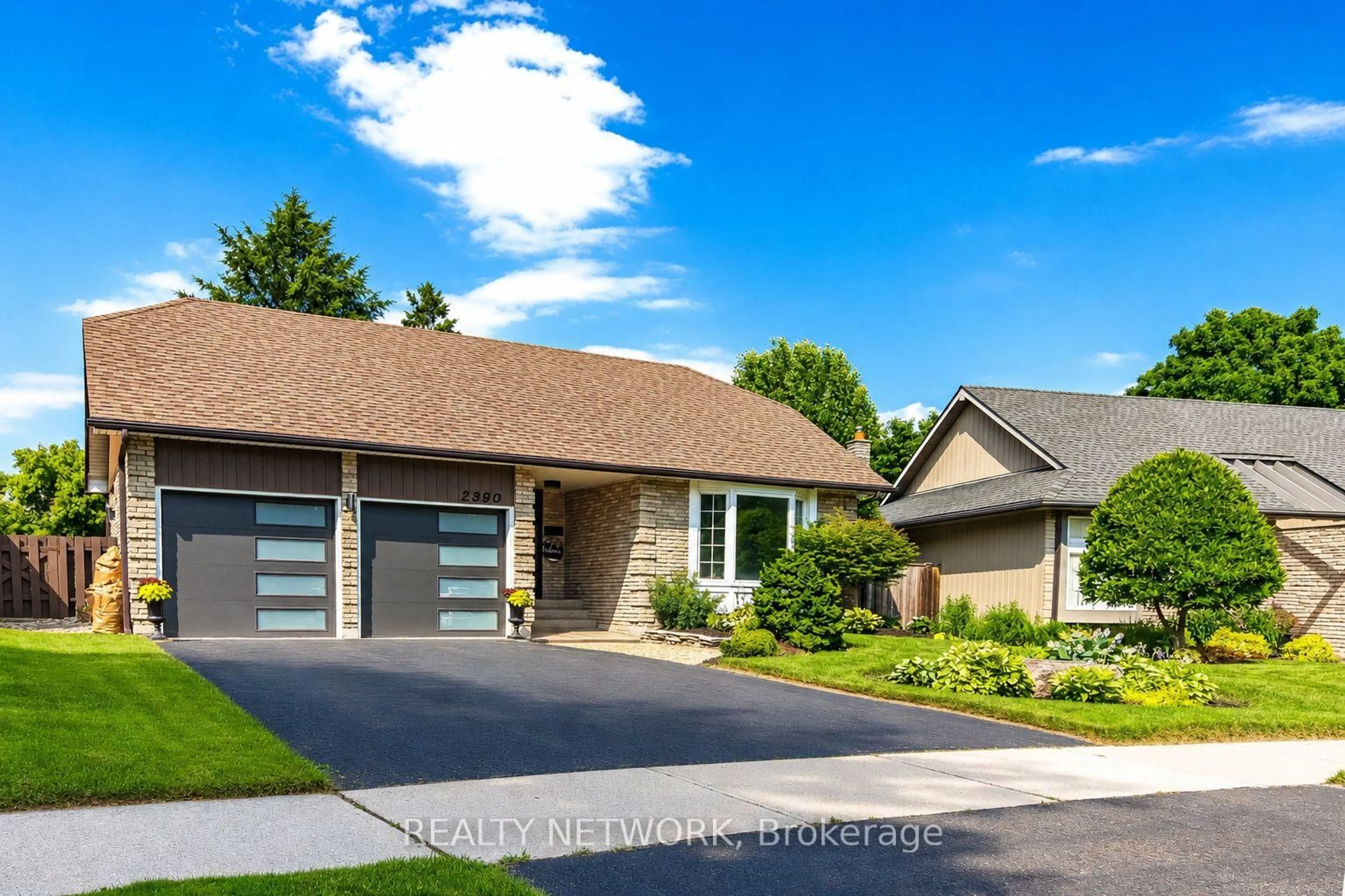 Home with vinyl exterior material, street for 2390 Sinclair Circ, Burlington Ontario L7P 3C3