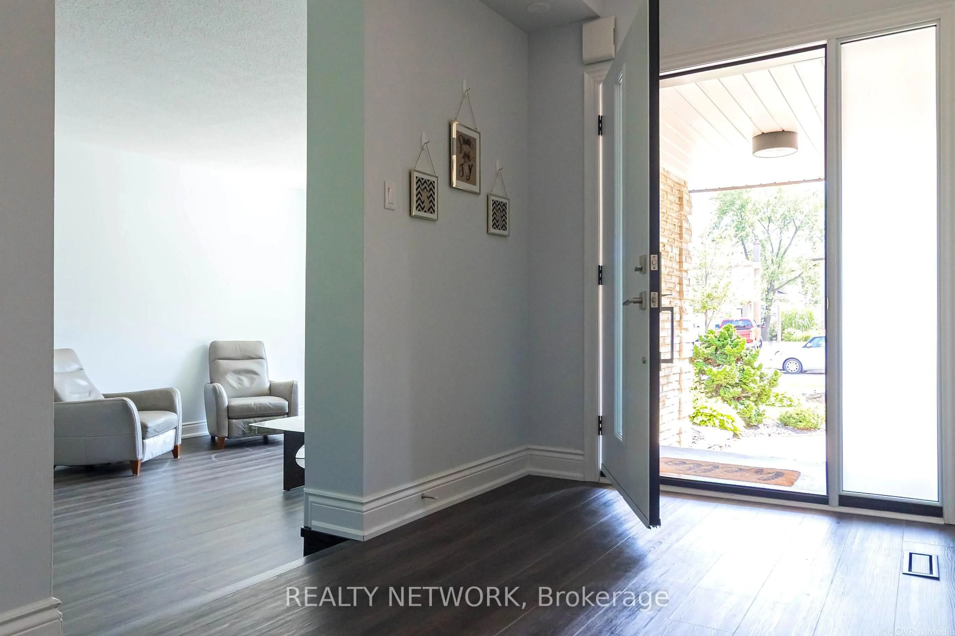 Indoor entryway for 2390 Sinclair Circ, Burlington Ontario L7P 3C3