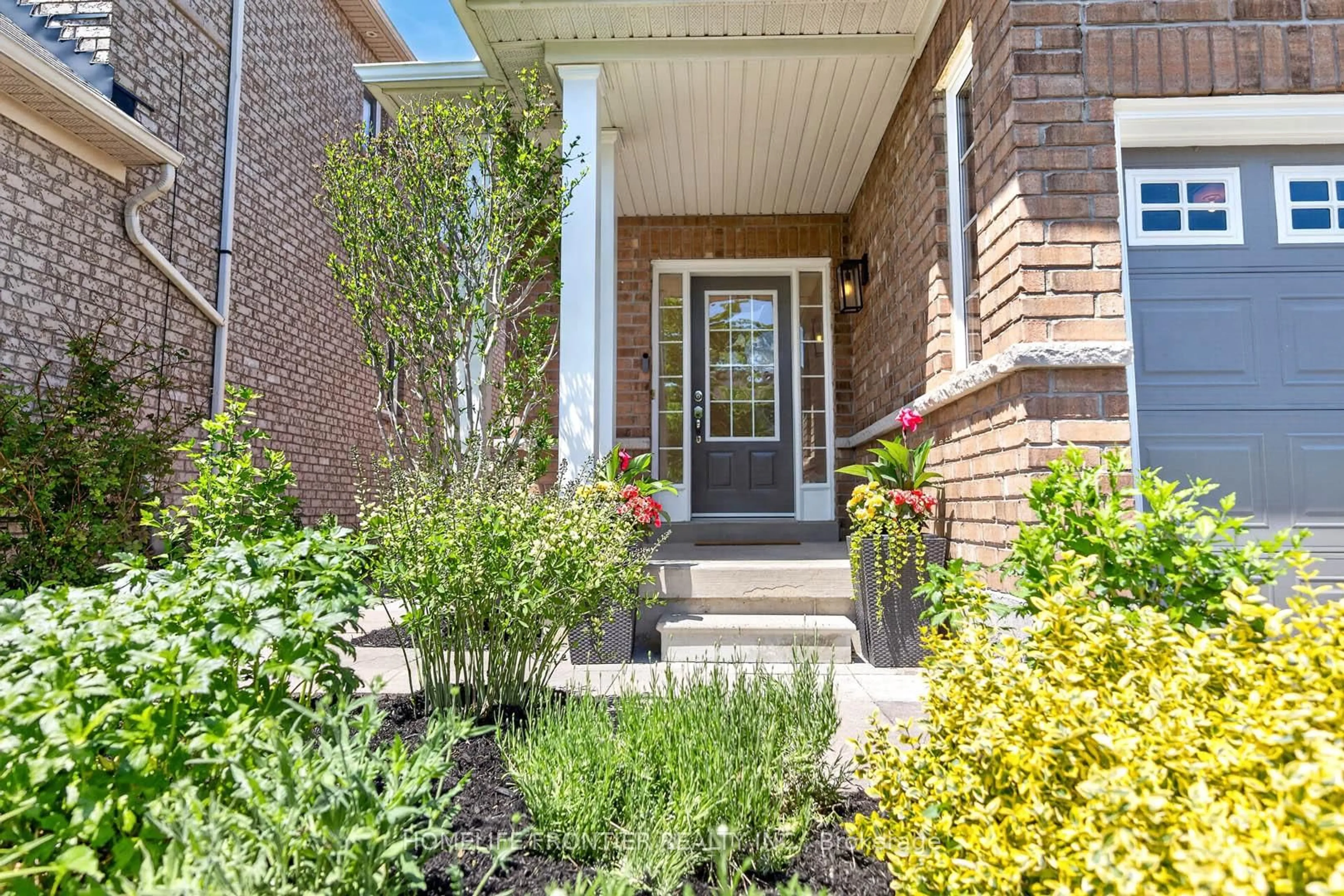 Indoor entryway for 38 Templeton Crt, Brampton Ontario L6P 3B2