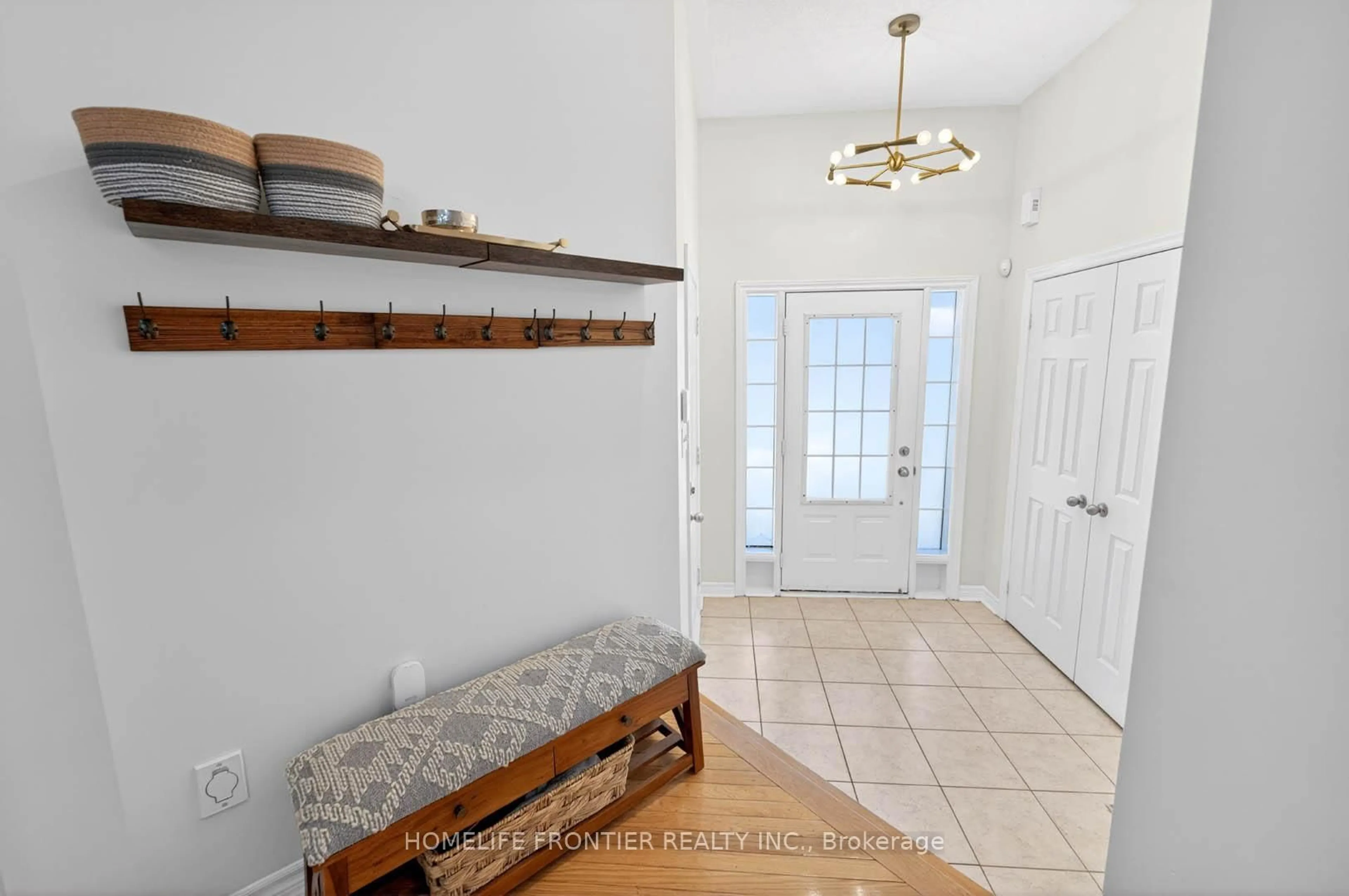 Indoor entryway for 38 Templeton Crt, Brampton Ontario L6P 3B2