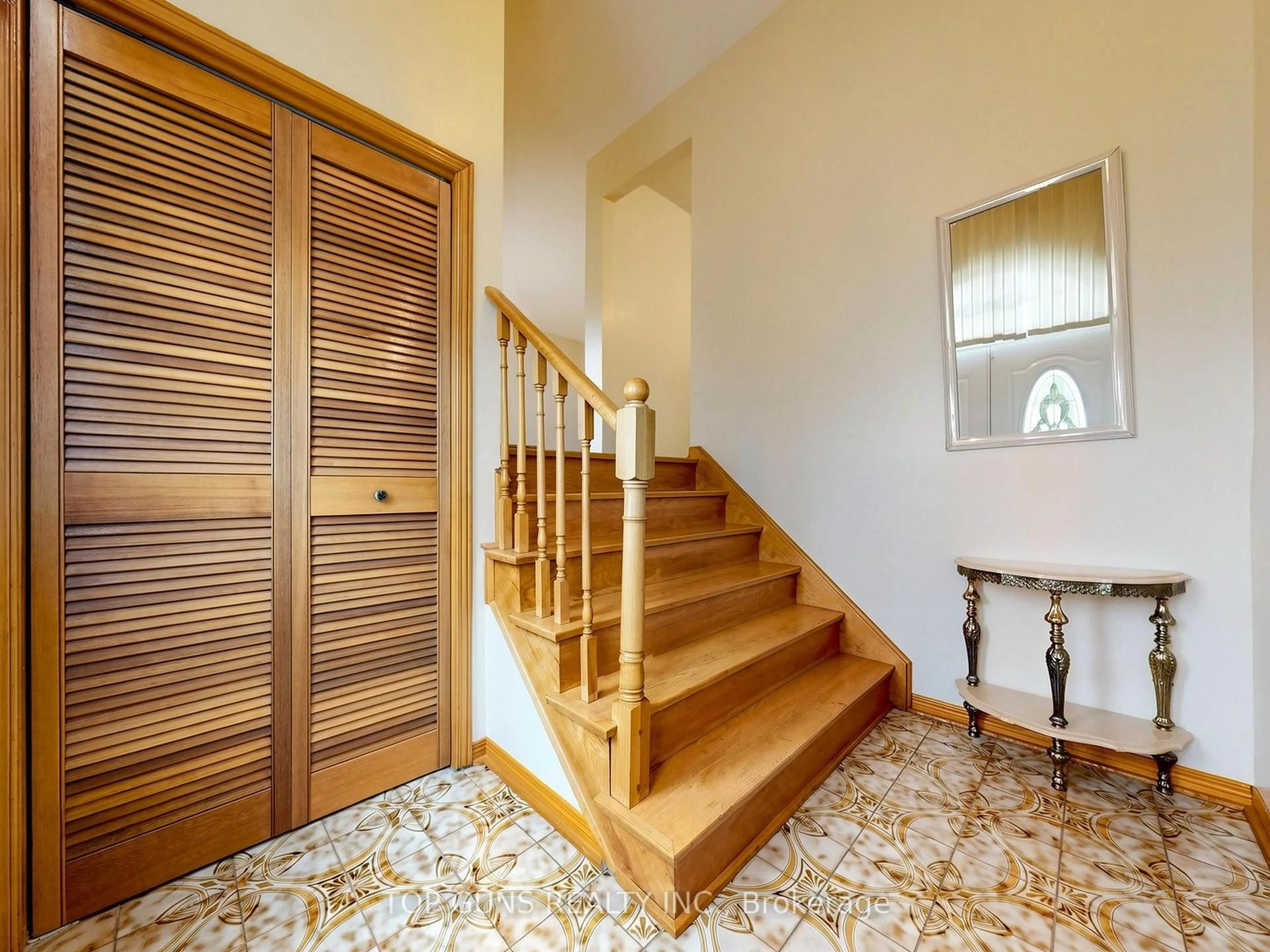 Indoor foyer for 104 Arthur Griffith Dr, Toronto Ontario M3L 2L6