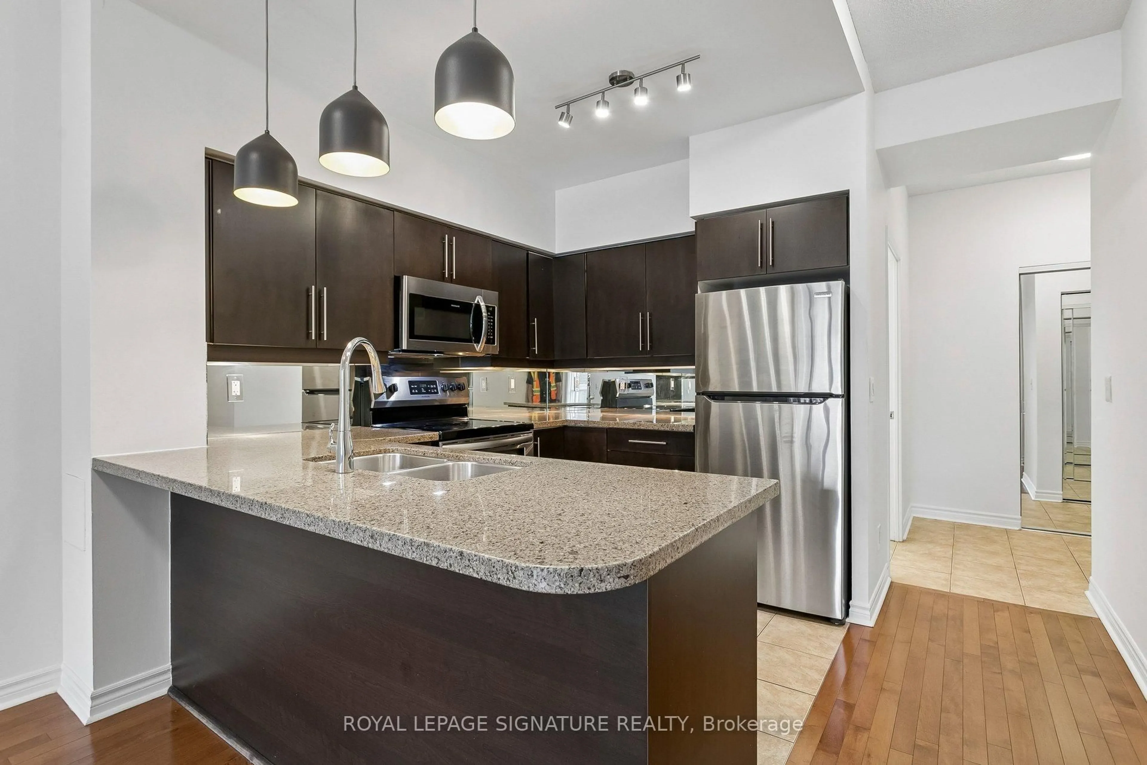 Open concept kitchen, wood/laminate floor for 388 Prince of Wales Dr #312, Mississauga Ontario L5B 0A1