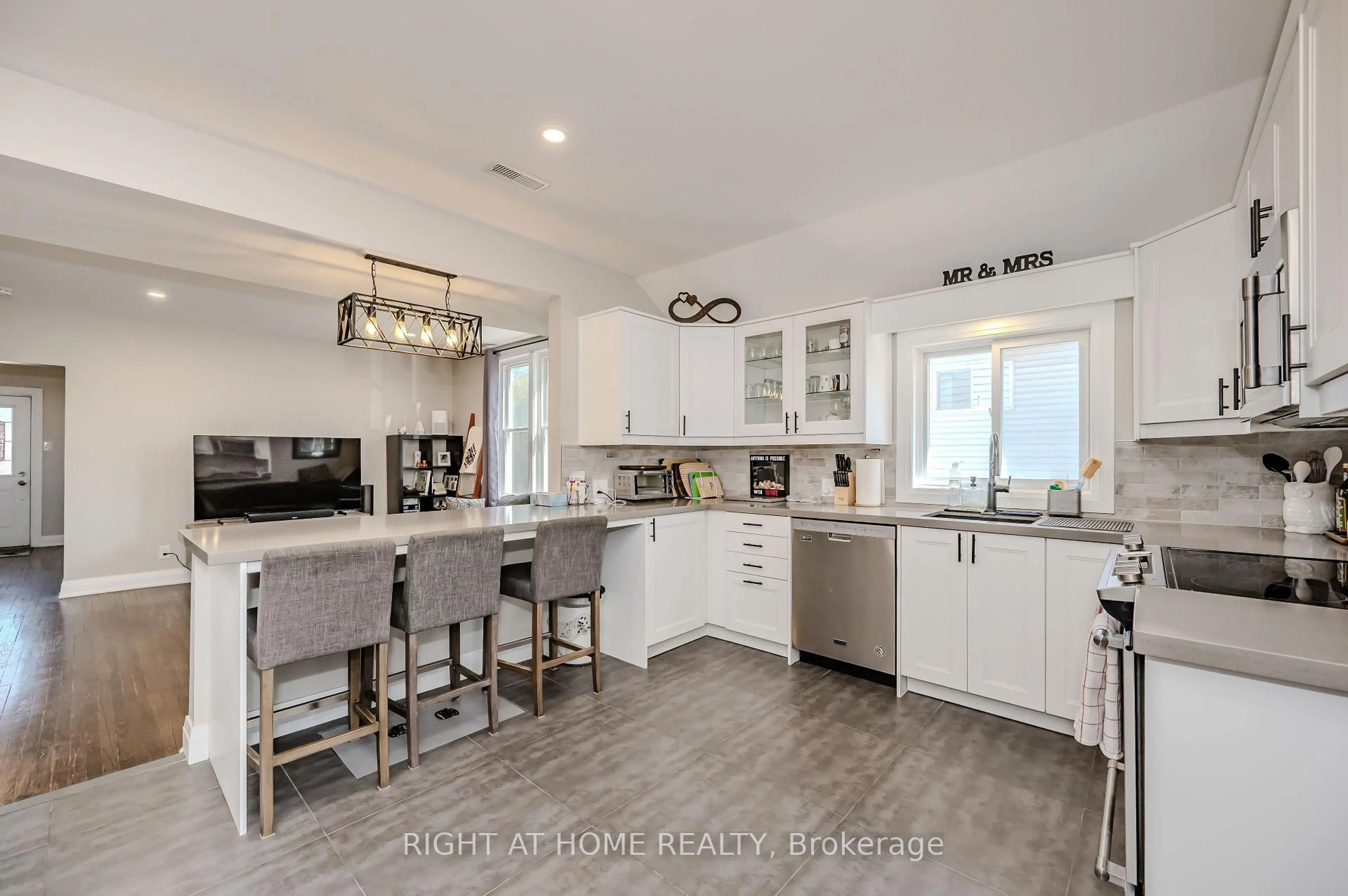 Open concept kitchen, ceramic/tile floor for 126 Poplar Ave, Halton Hills Ontario L7J 2E2