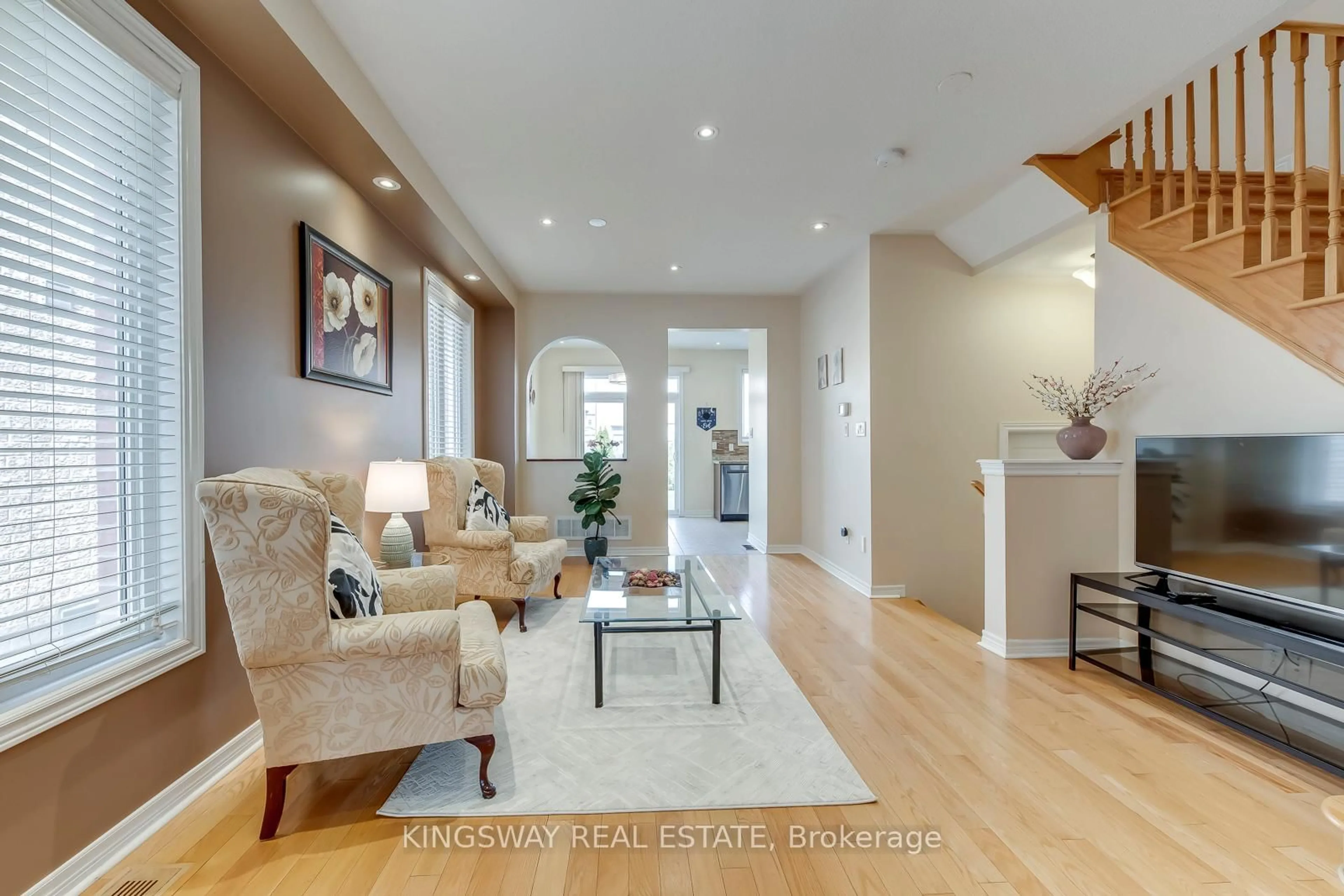 Living room with furniture, unknown for 5479 Fudge Terr, Mississauga Ontario L5M 0M9