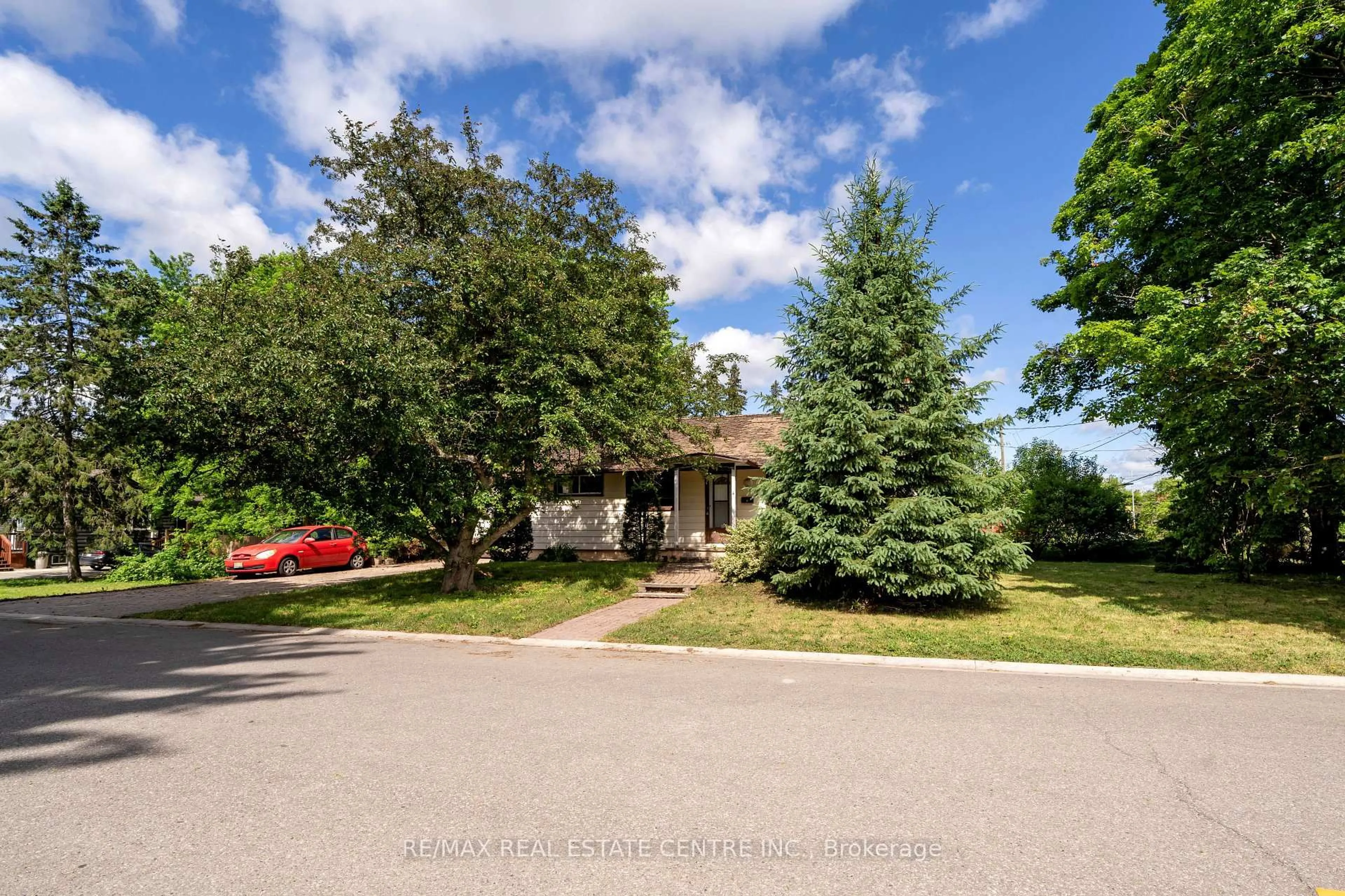 A pic from outside/outdoor area/front of a property/back of a property/a pic from drone, street for 4 Pauline St, Halton Hills Ontario L7G 1V7