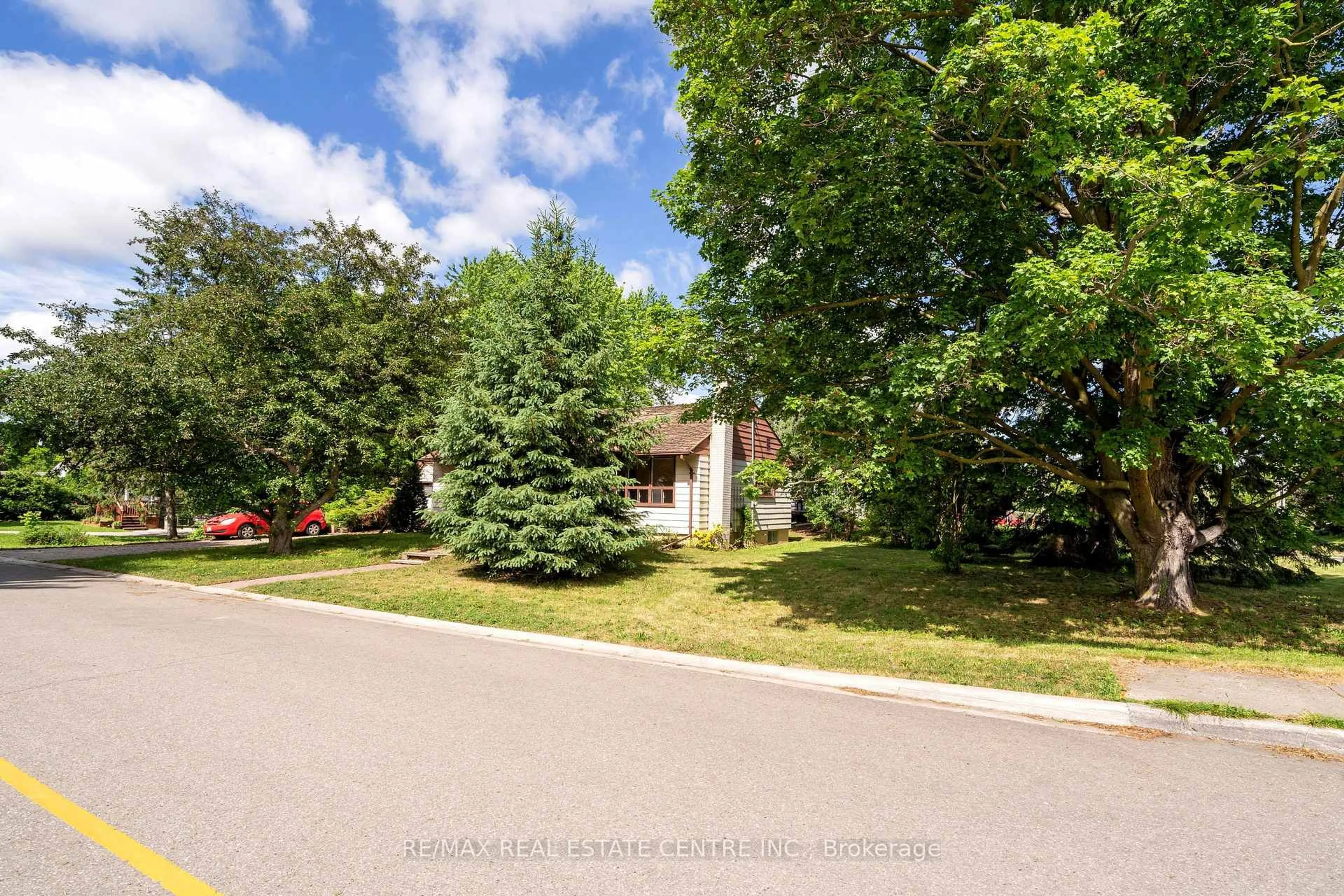 A pic from outside/outdoor area/front of a property/back of a property/a pic from drone, street for 4 Pauline St, Halton Hills Ontario L7G 1V7