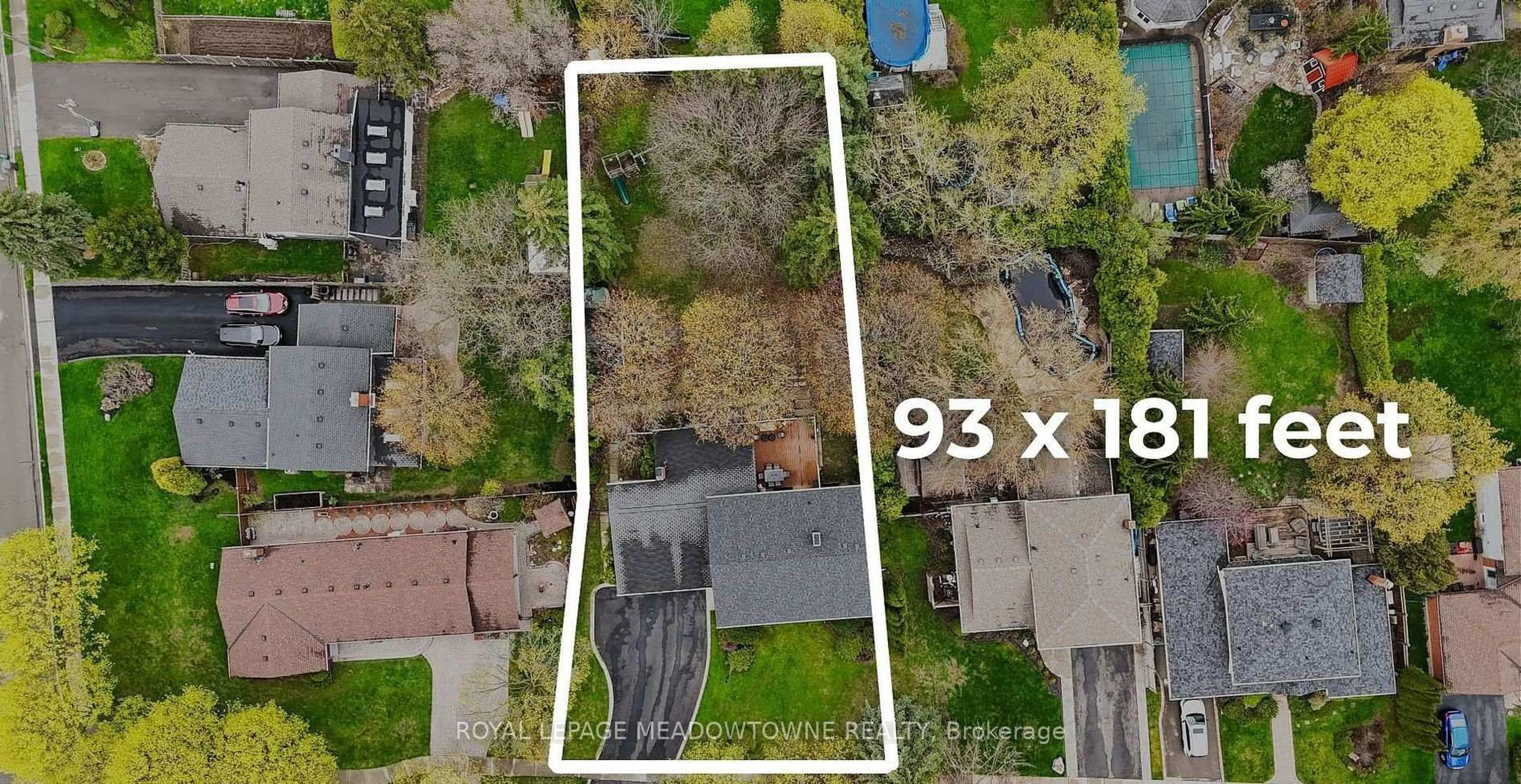 A pic from outside/outdoor area/front of a property/back of a property/a pic from drone, street for 415 Highside Dr, Milton Ontario L9T 1W9