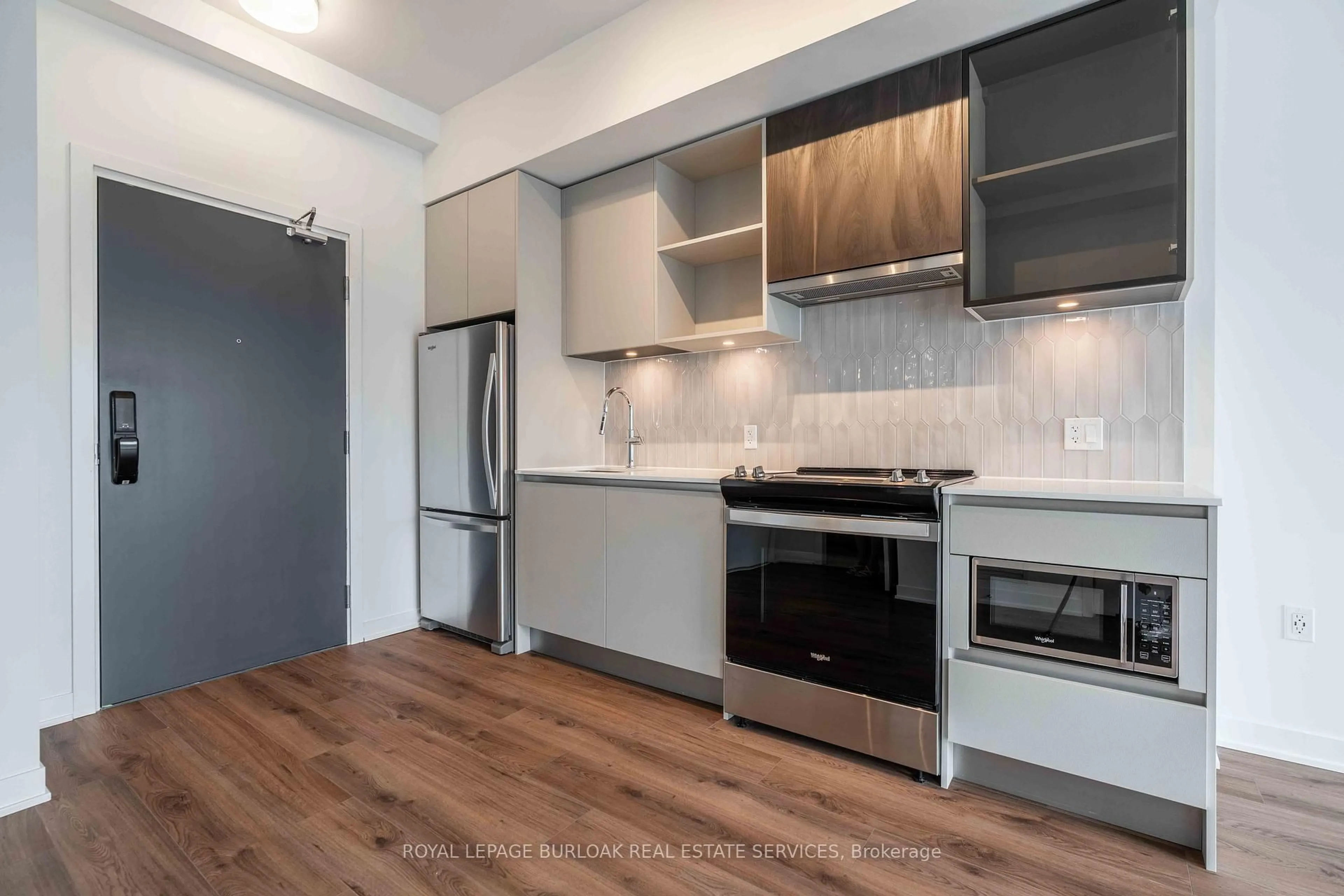 Standard kitchen, unknown for 395 Dundas St #PH21, Oakville Ontario L6M 4M2