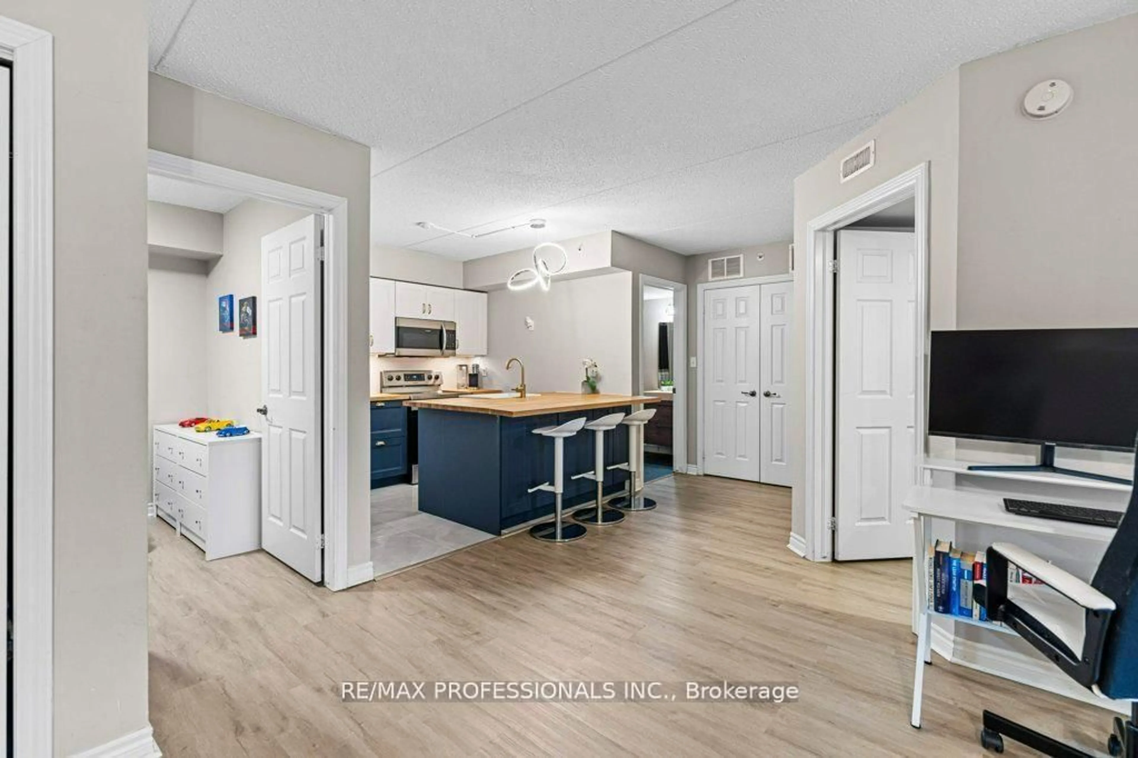 Open concept kitchen, unknown for 2055 Appleby Line #106, Burlington Ontario L7L 7H1