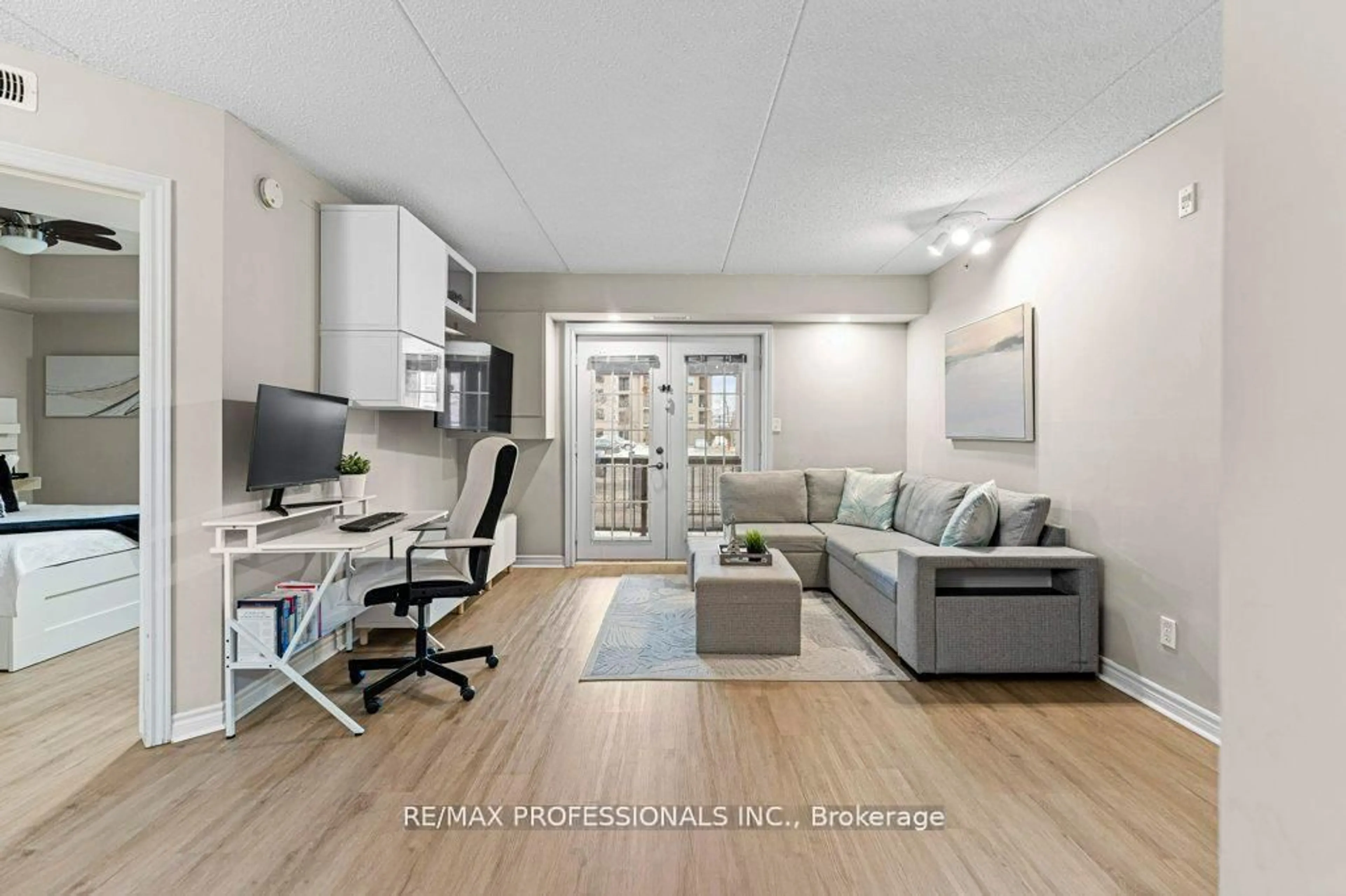 Living room with furniture, unknown for 2055 Appleby Line #106, Burlington Ontario L7L 7H1