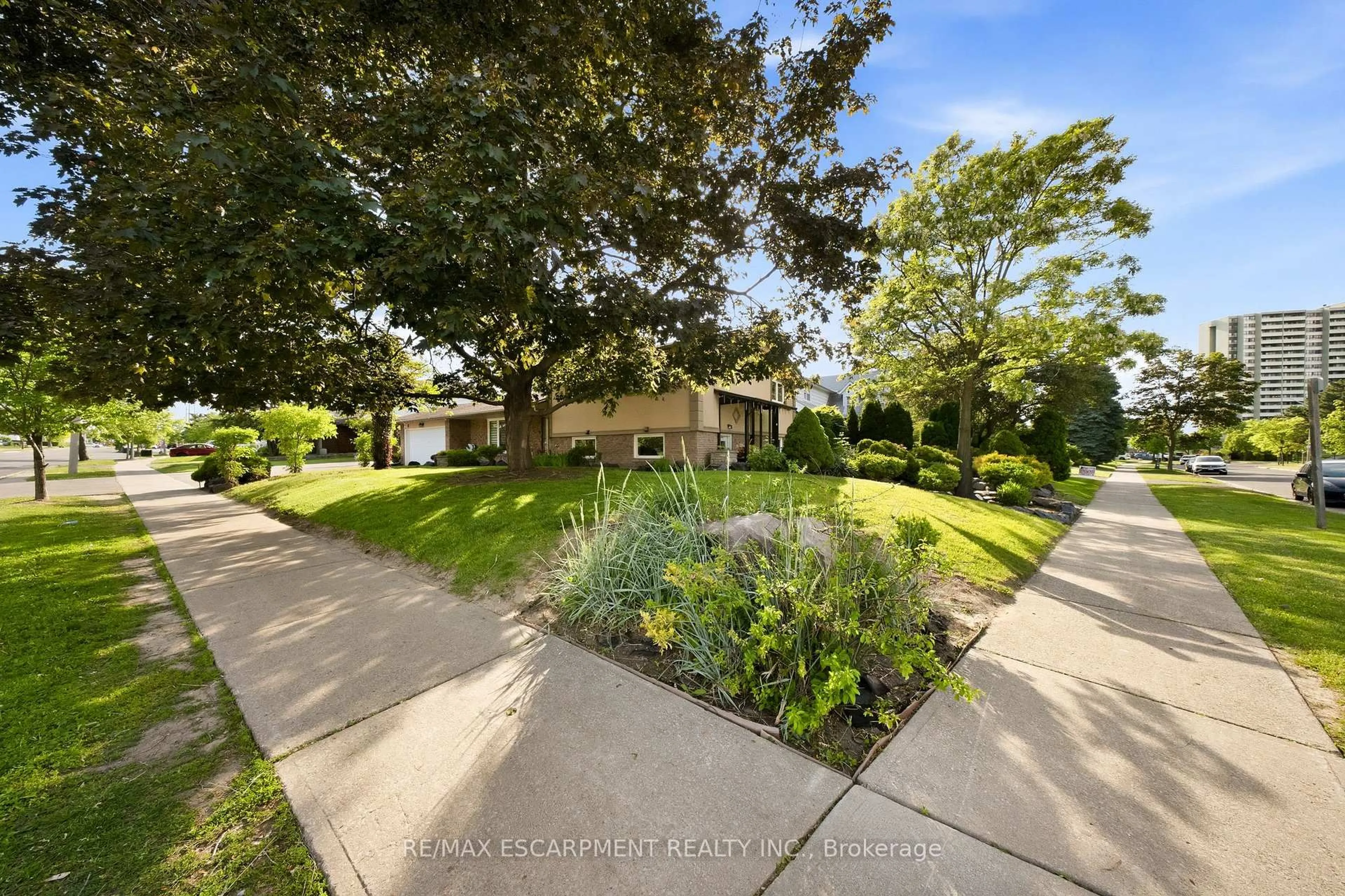 A pic from outside/outdoor area/front of a property/back of a property/a pic from drone, street for 1045 BLOOR St, Mississauga Ontario L4Y 2N3
