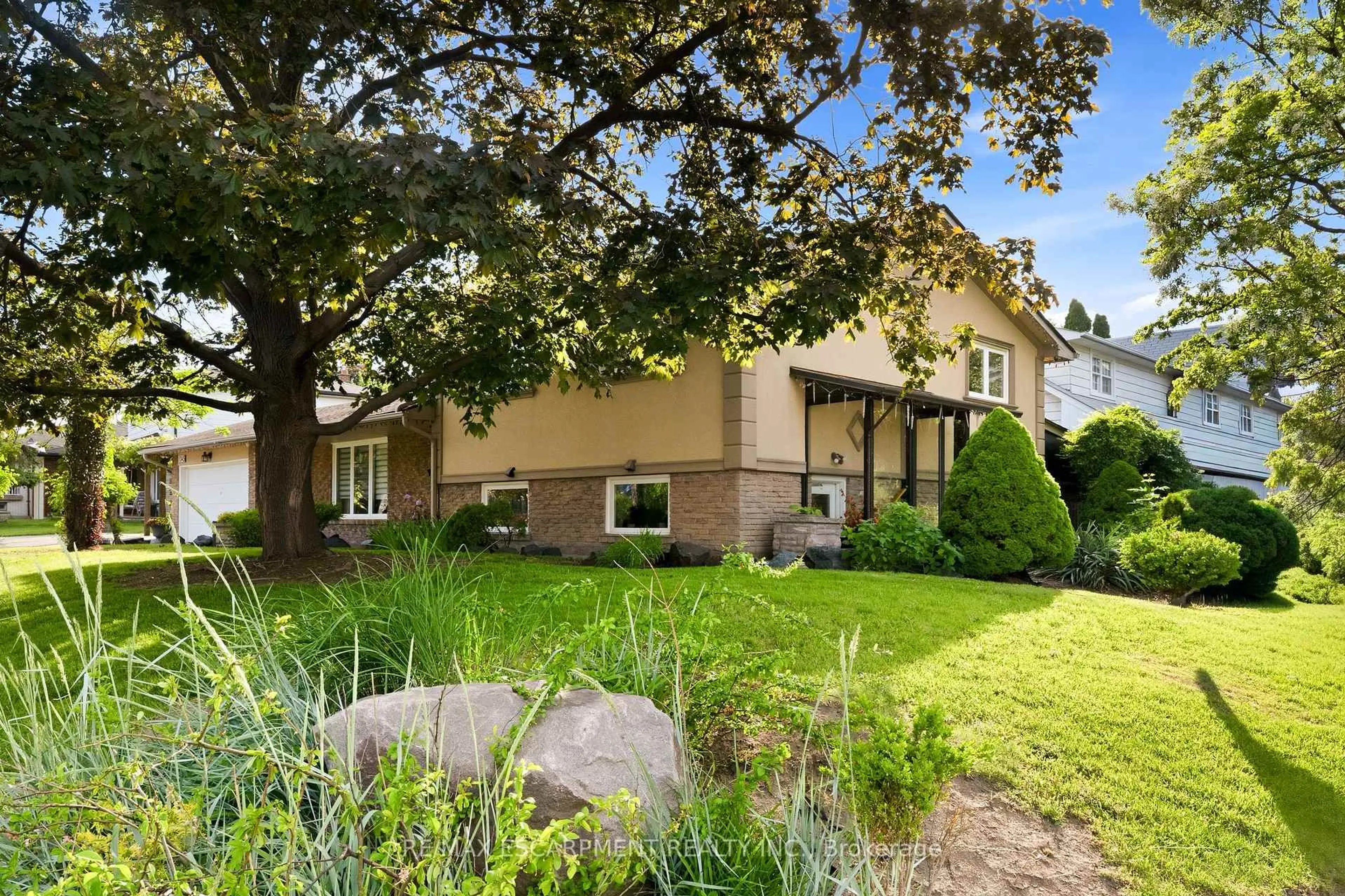 Patio, street for 1045 BLOOR St, Mississauga Ontario L4Y 2N3