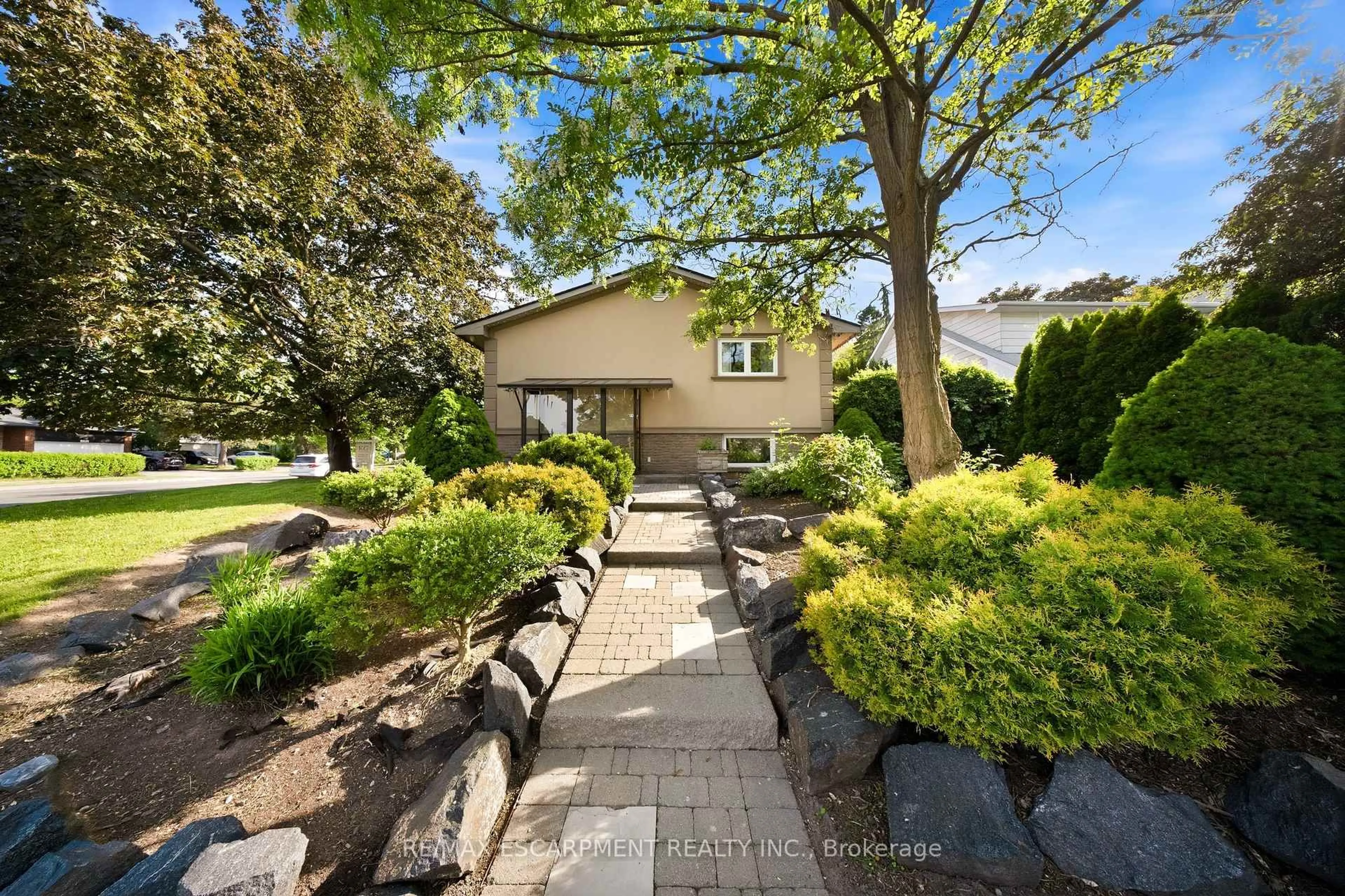 Patio, street for 1045 BLOOR St, Mississauga Ontario L4Y 2N3