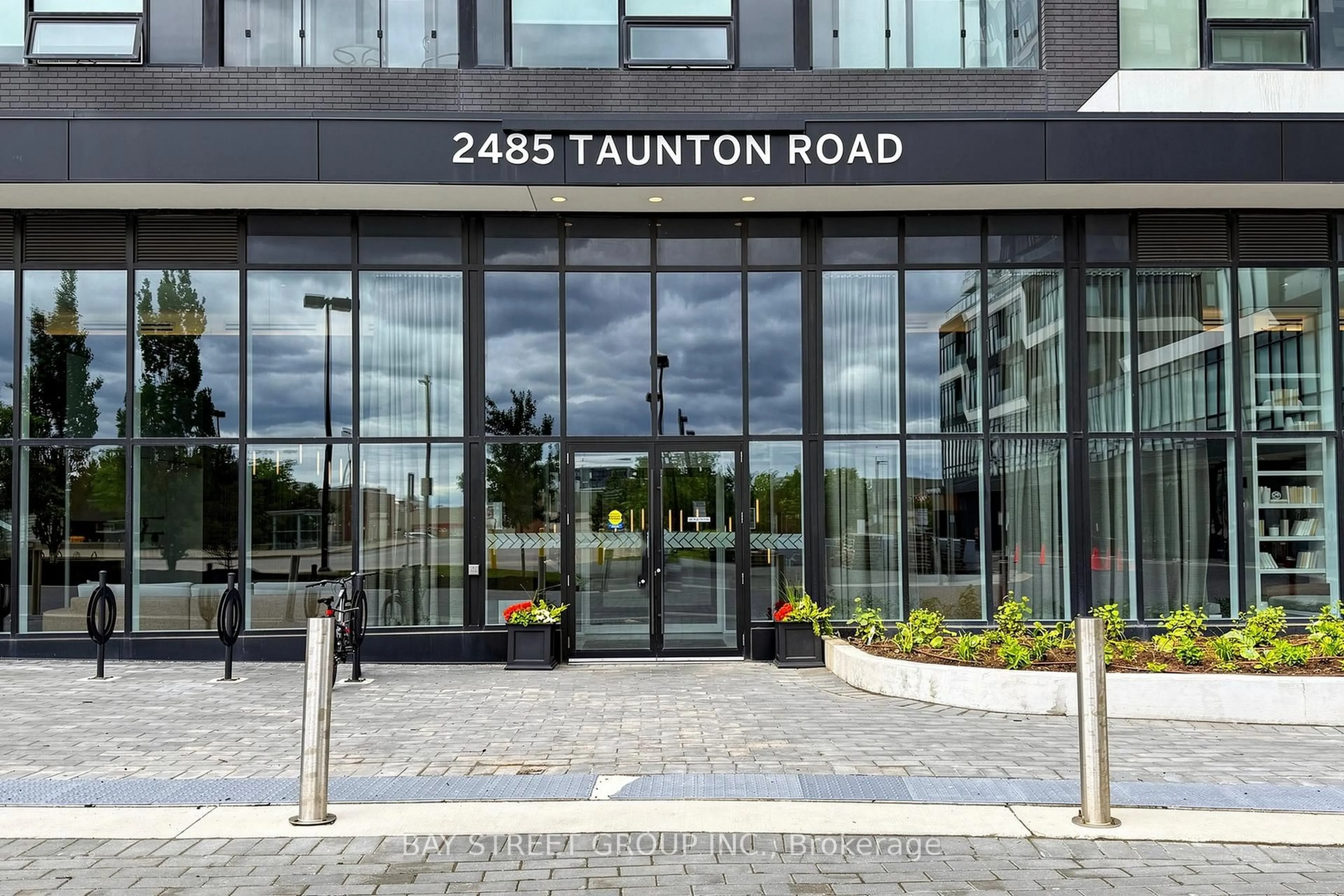 Indoor foyer for 2485 Taunton Rd #725, Oakville Ontario L6H 3R8