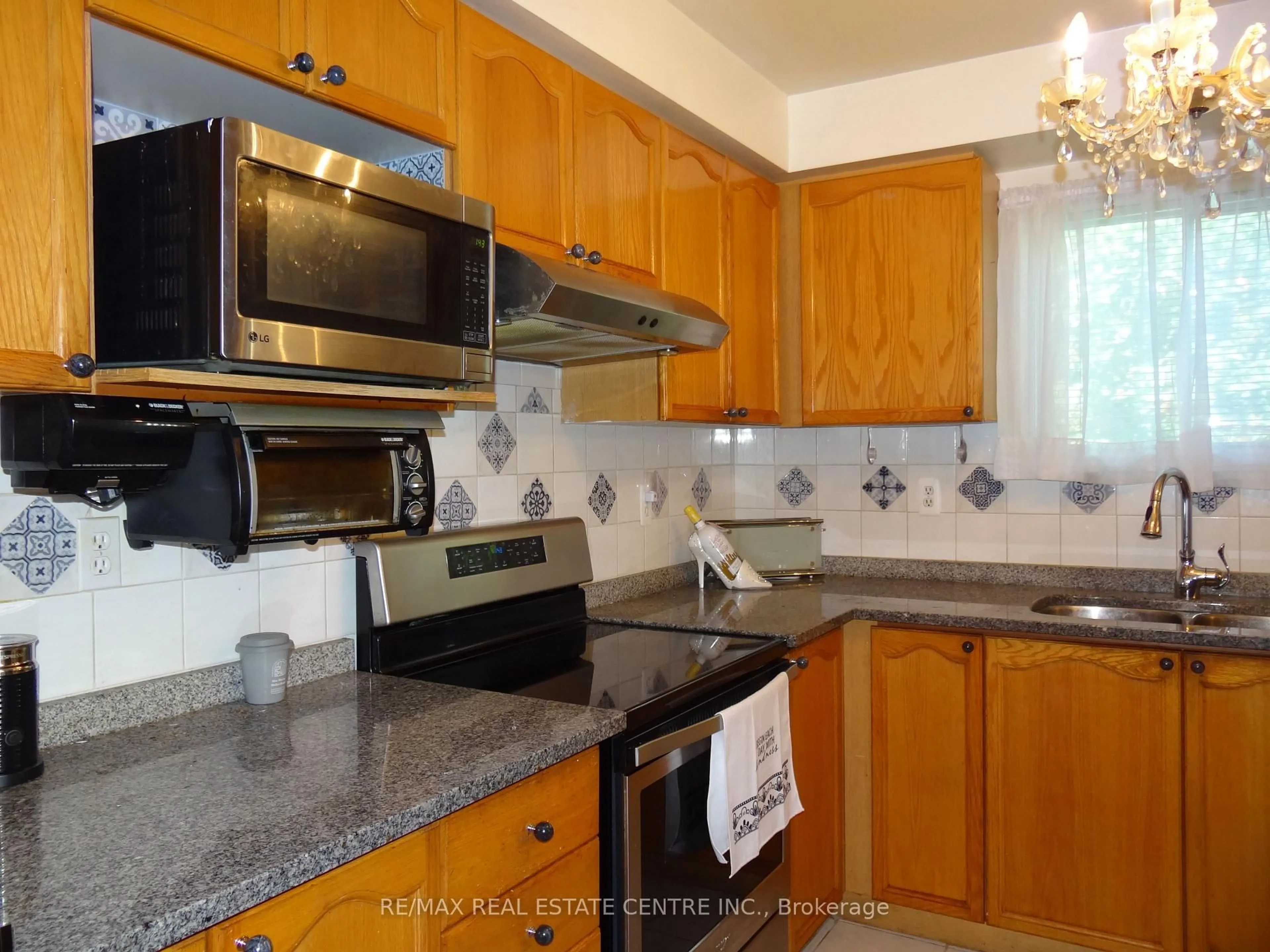 Standard kitchen, ceramic/tile floor for 42 Davis Cres, Halton Hills Ontario L7G 5P5