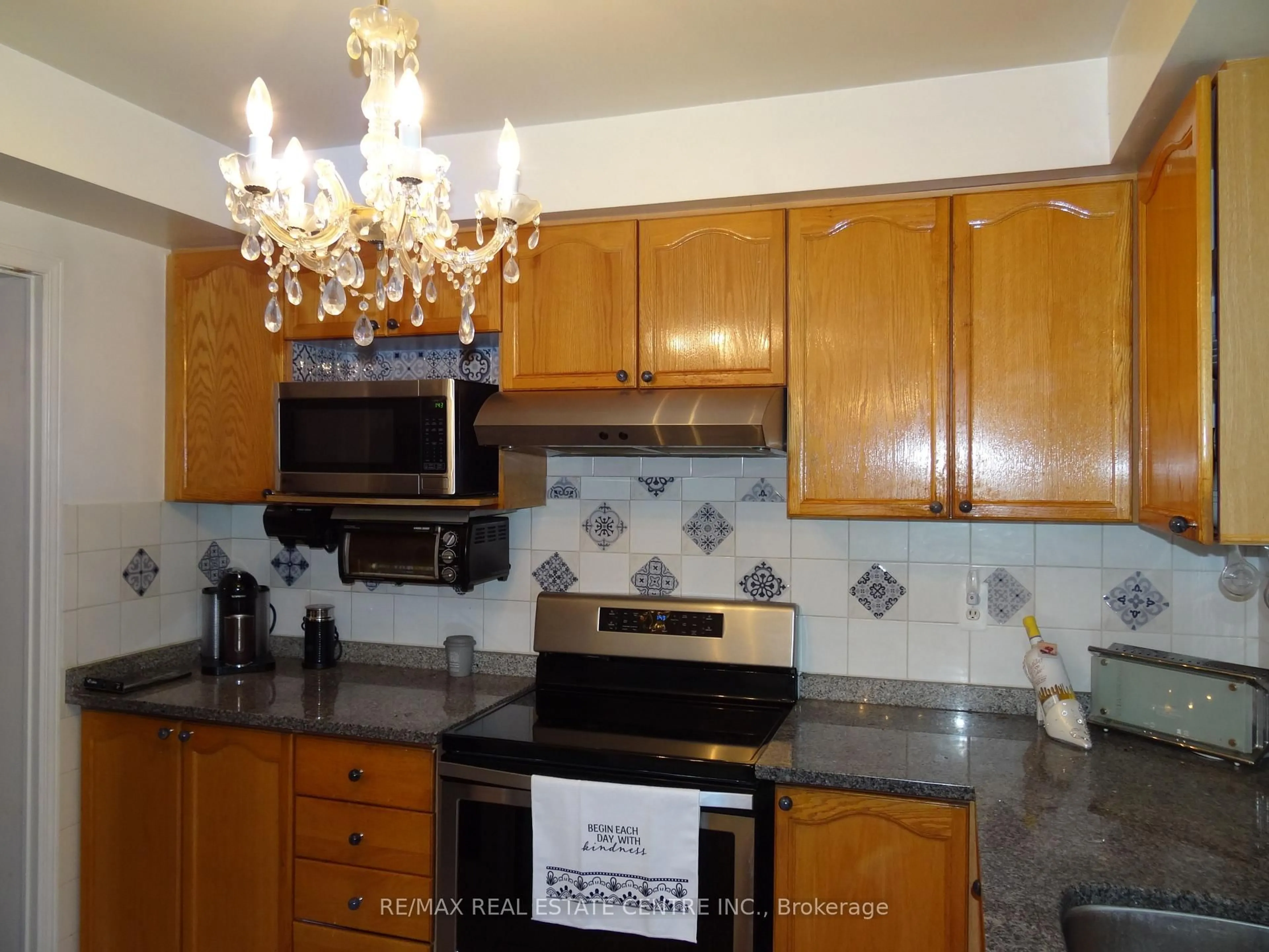 Standard kitchen, ceramic/tile floor for 42 Davis Cres, Halton Hills Ontario L7G 5P5