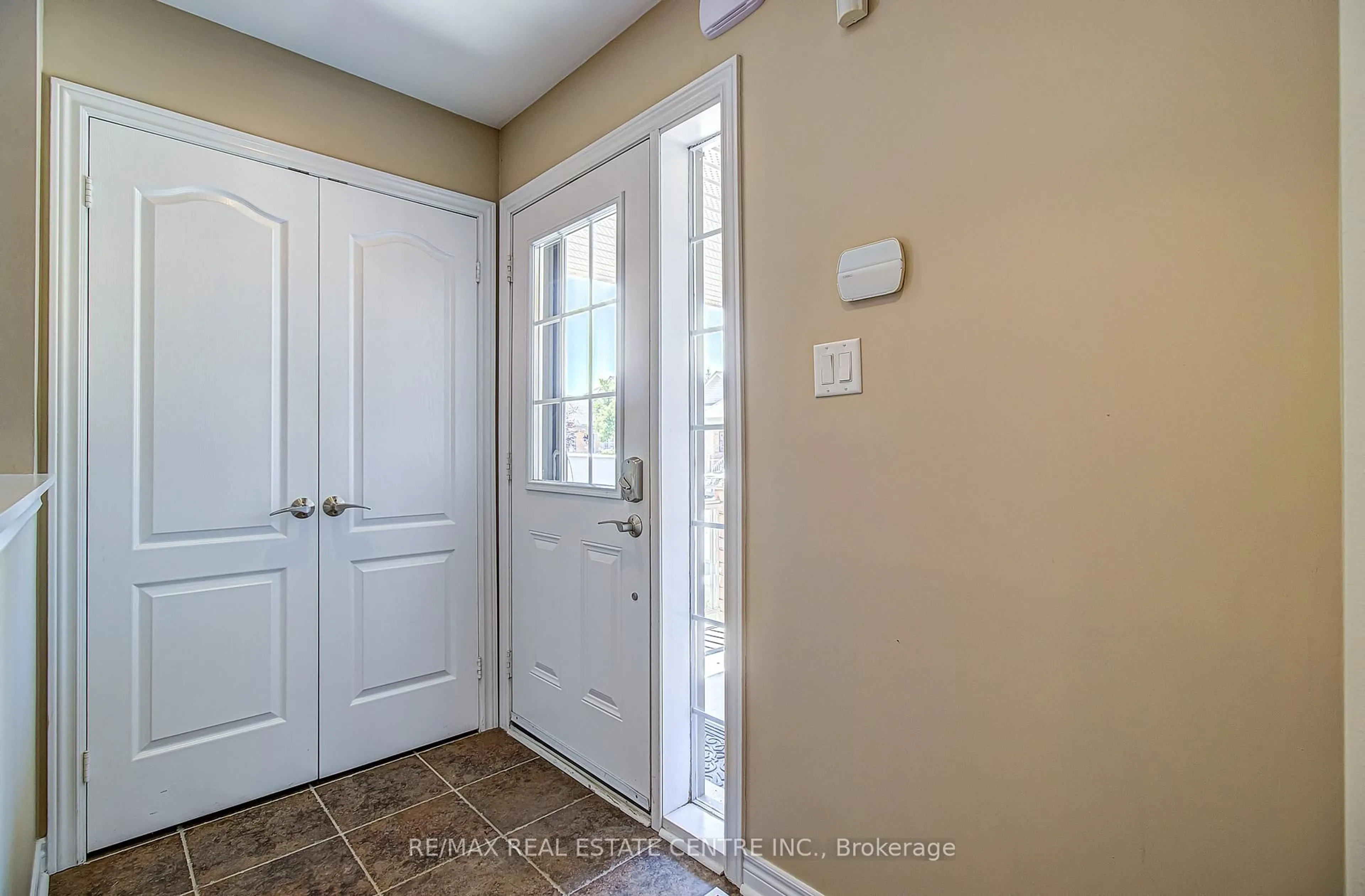 Indoor entryway for 11 Fairvalley St, Brampton Ontario L6R 0W2