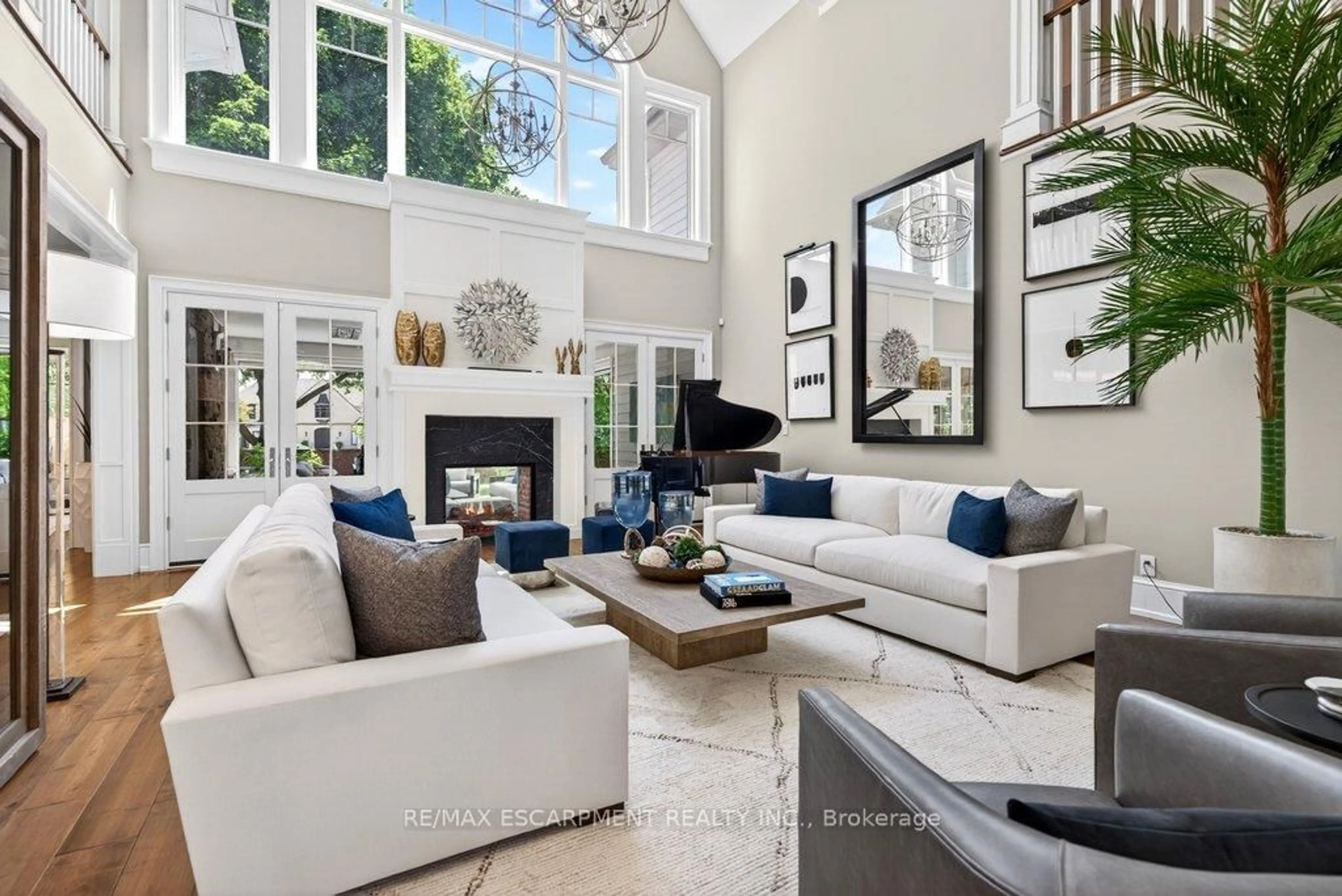 Living room with furniture, unknown for 162 Fruitland Ave, Burlington Ontario L7N 1W7