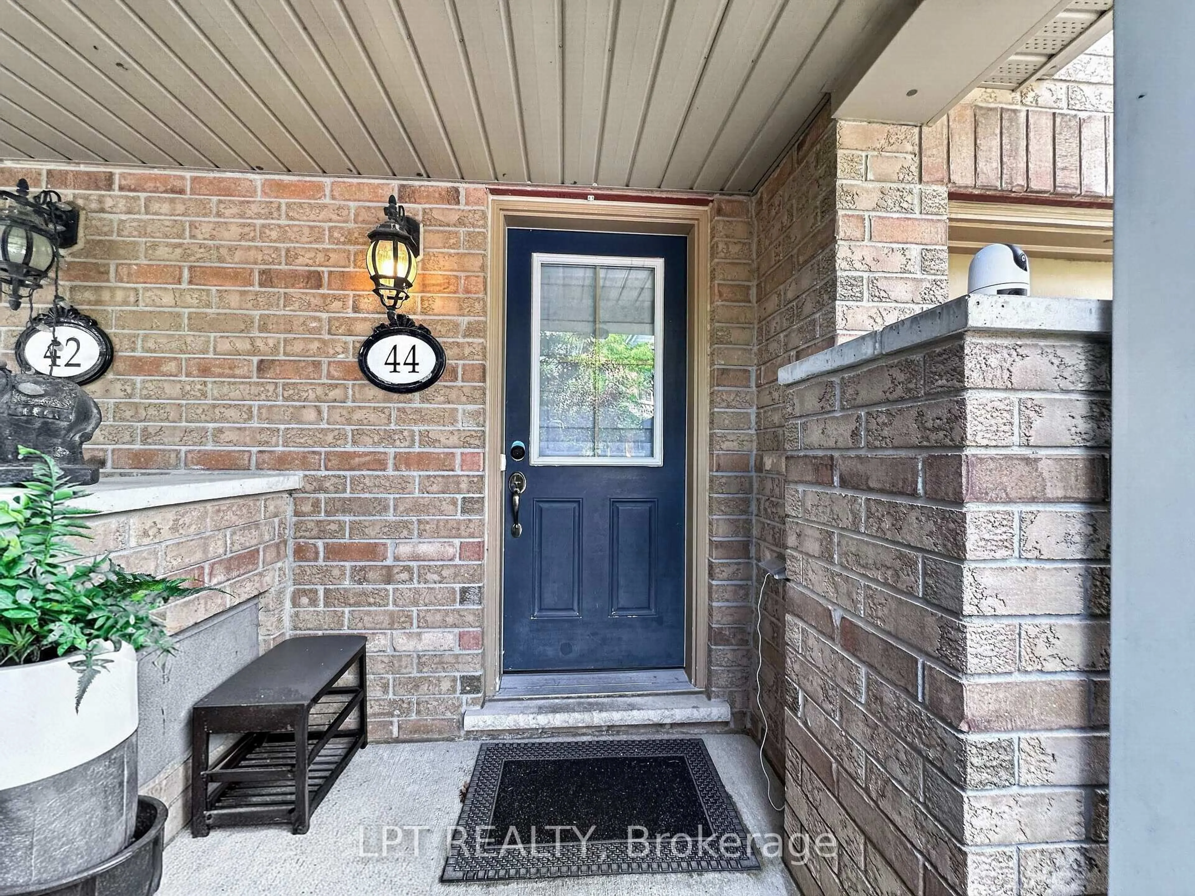 Indoor entryway for 44 Cedar Lake Cres, Brampton Ontario L6Y 0P9