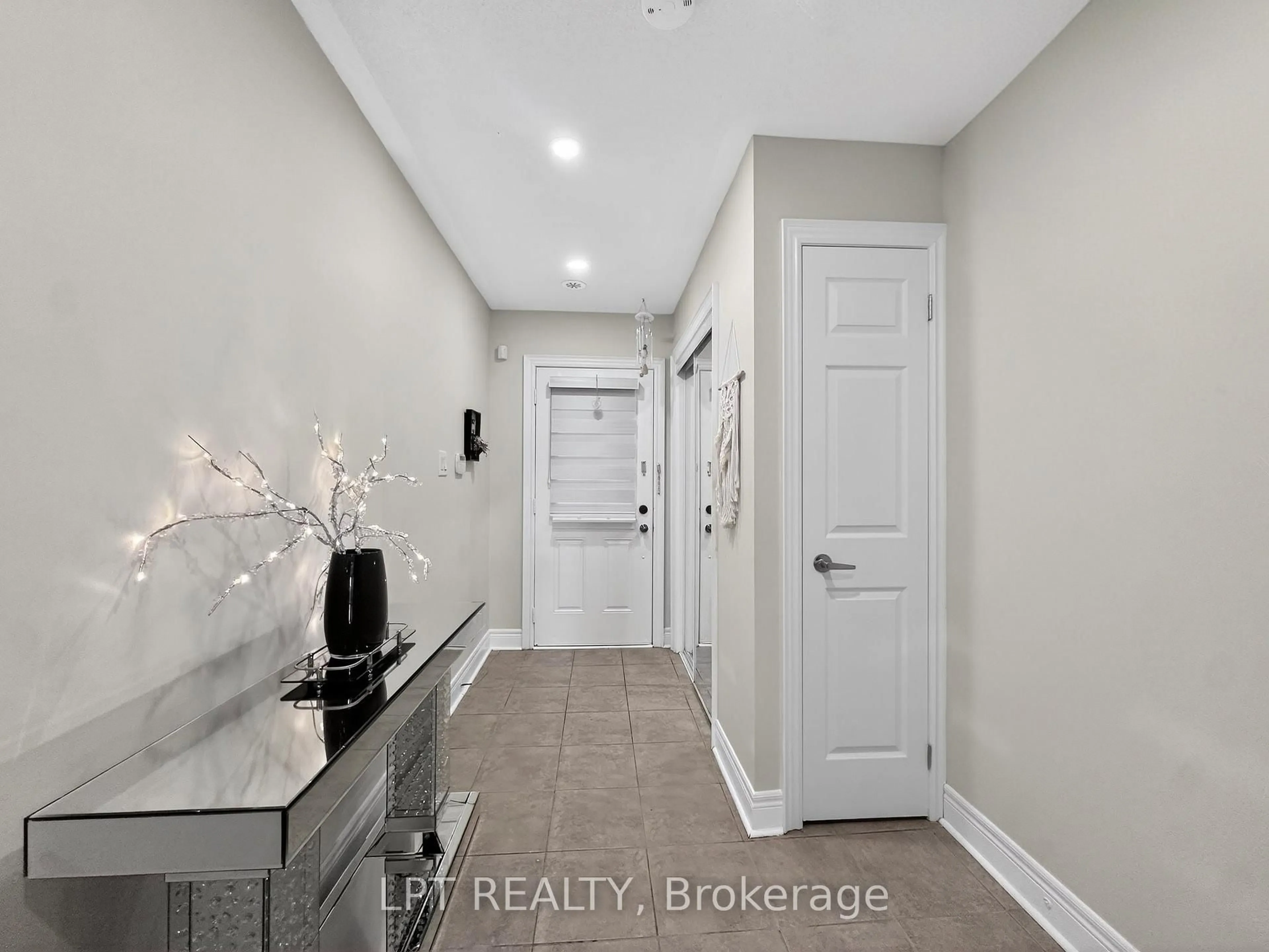 Indoor entryway for 44 Cedar Lake Cres, Brampton Ontario L6Y 0P9
