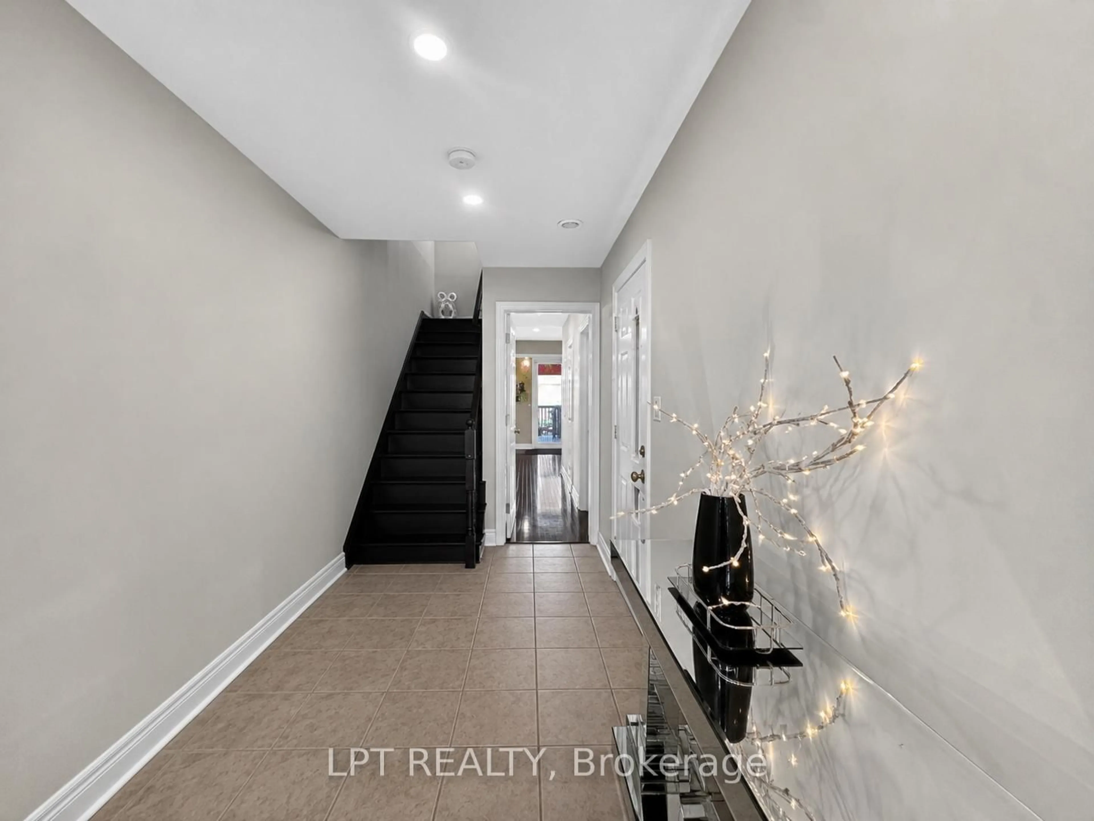 Indoor entryway for 44 Cedar Lake Cres, Brampton Ontario L6Y 0P9
