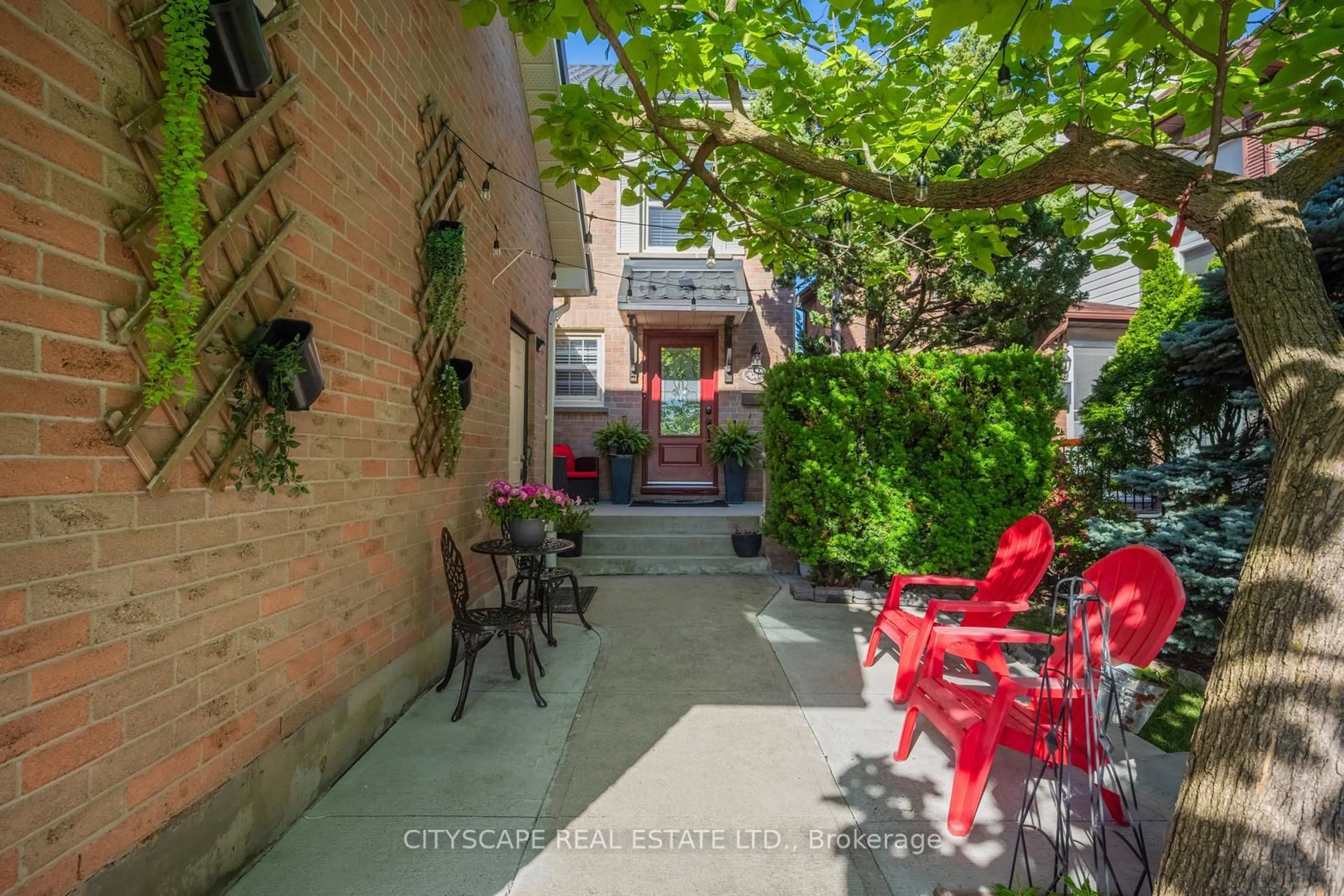 Patio, street for 301 Kingsbridge Garden, Mississauga Ontario L5R 1L2