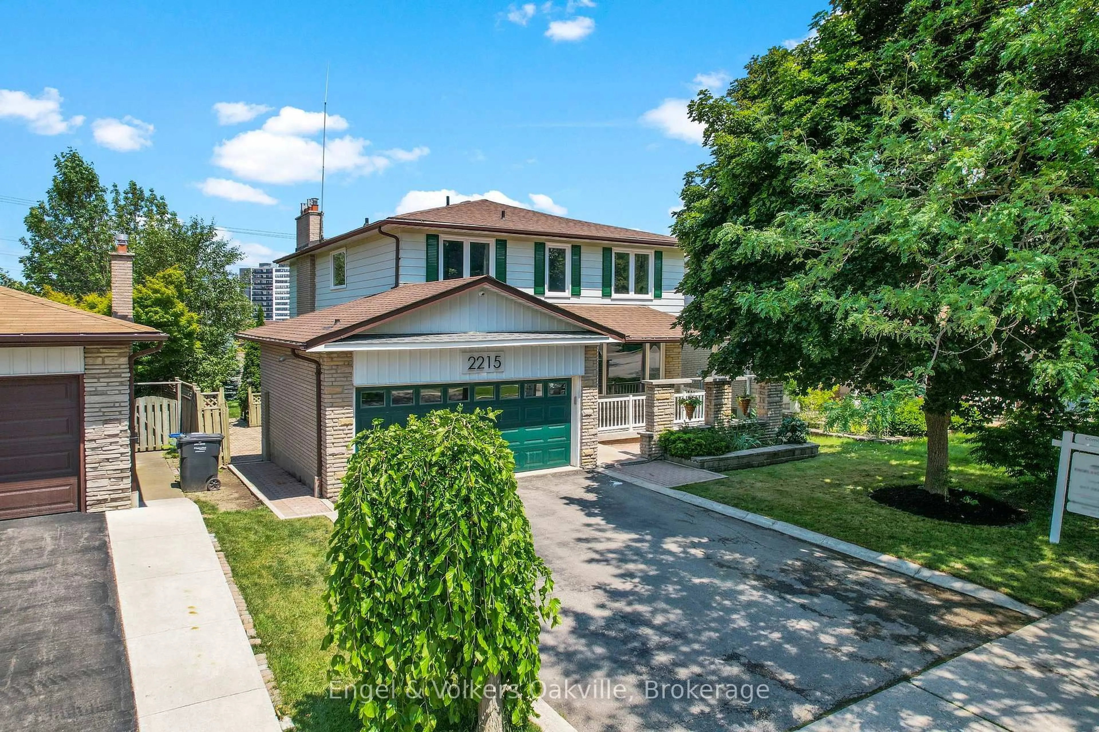 A pic from outside/outdoor area/front of a property/back of a property/a pic from drone, street for 2215 Springfield Crt, Mississauga Ontario L5K 1V3