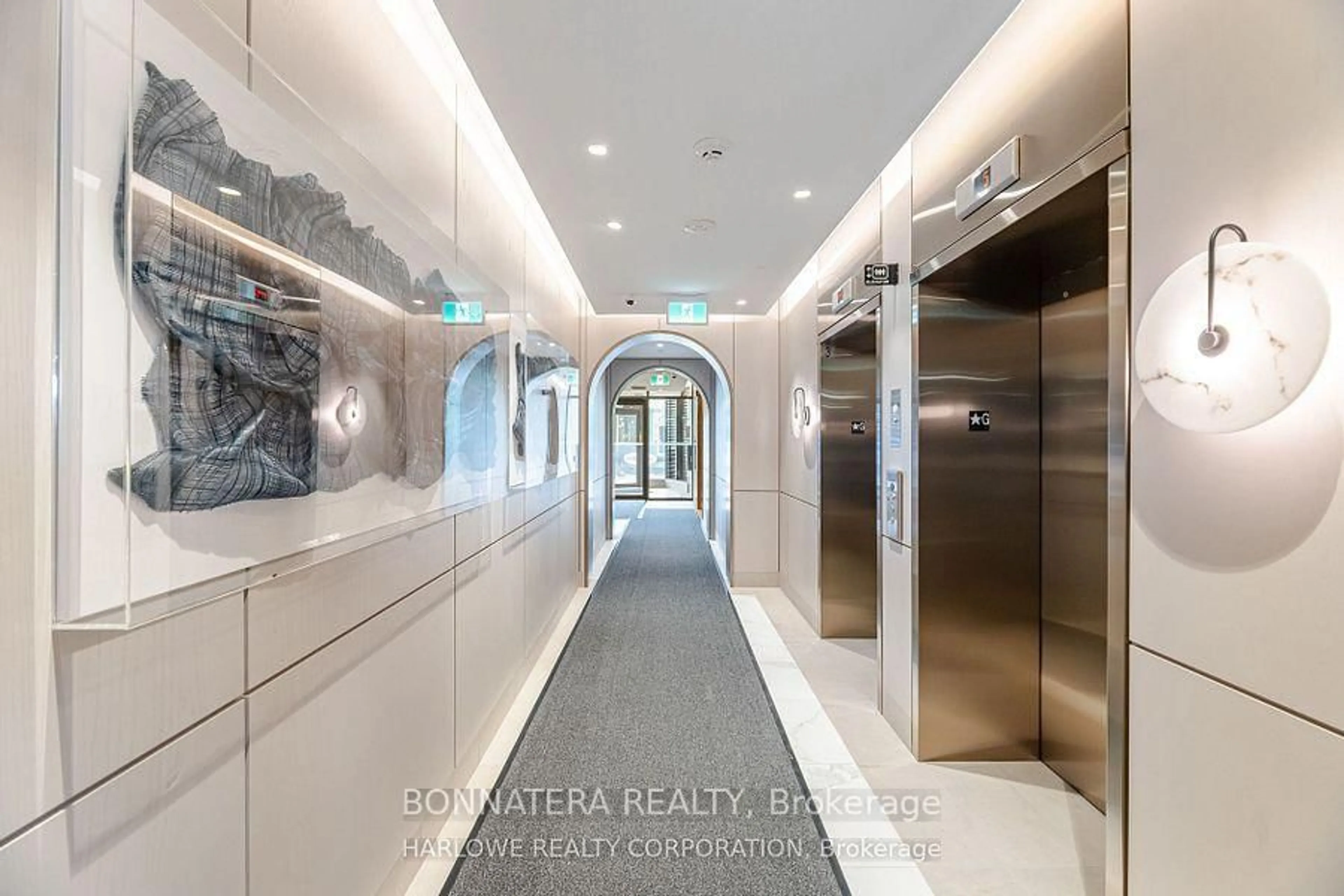 Indoor foyer for 3006 William Cutmore Blvd #907, Oakville Ontario L6H 8A4