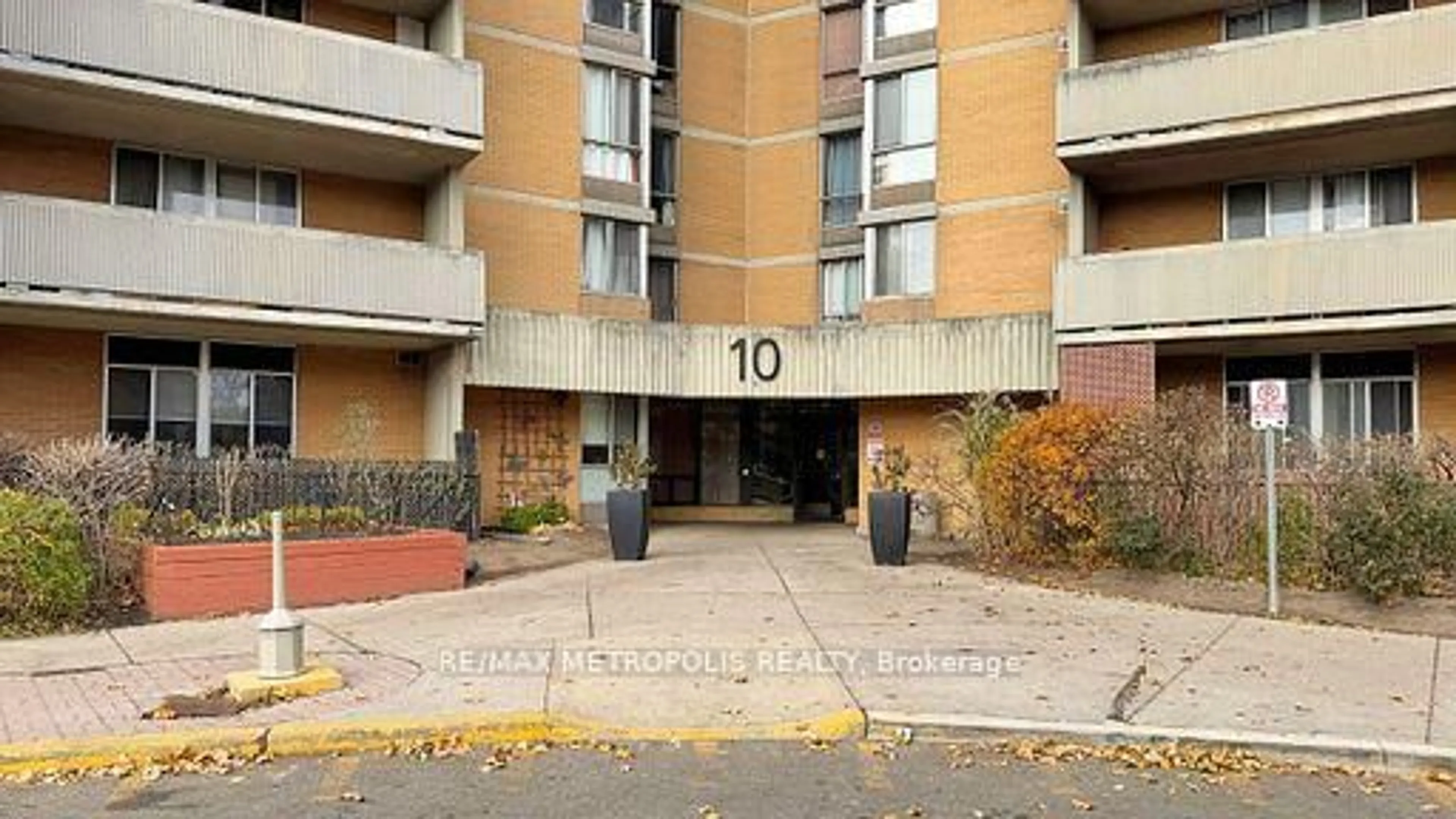 Indoor foyer for 10 Martha Eaton Way #713, Toronto Ontario M6M 5B3