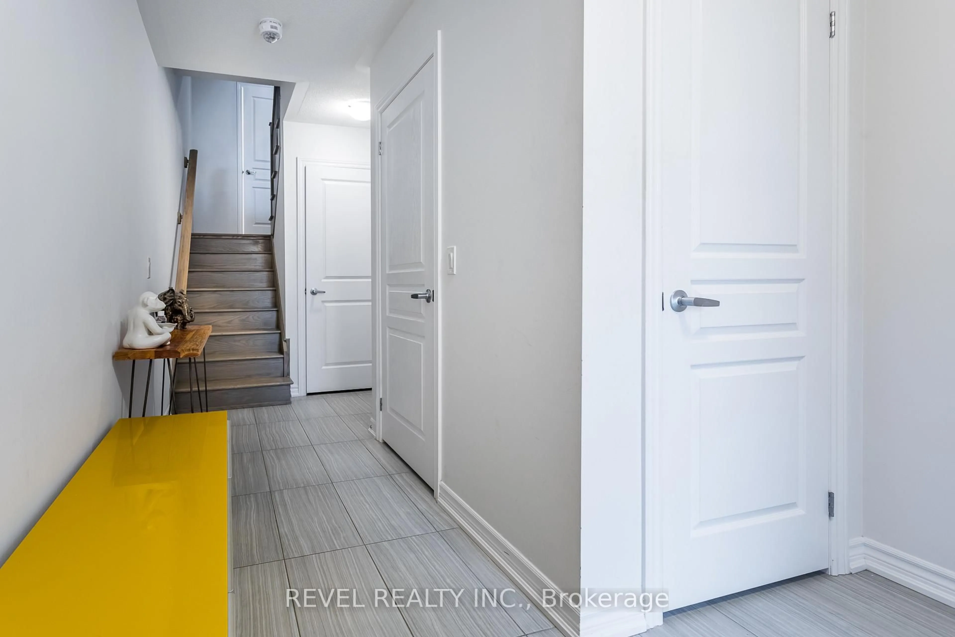 Indoor entryway for 3053 Blacktusk Common, Oakville Ontario L6H 0R9