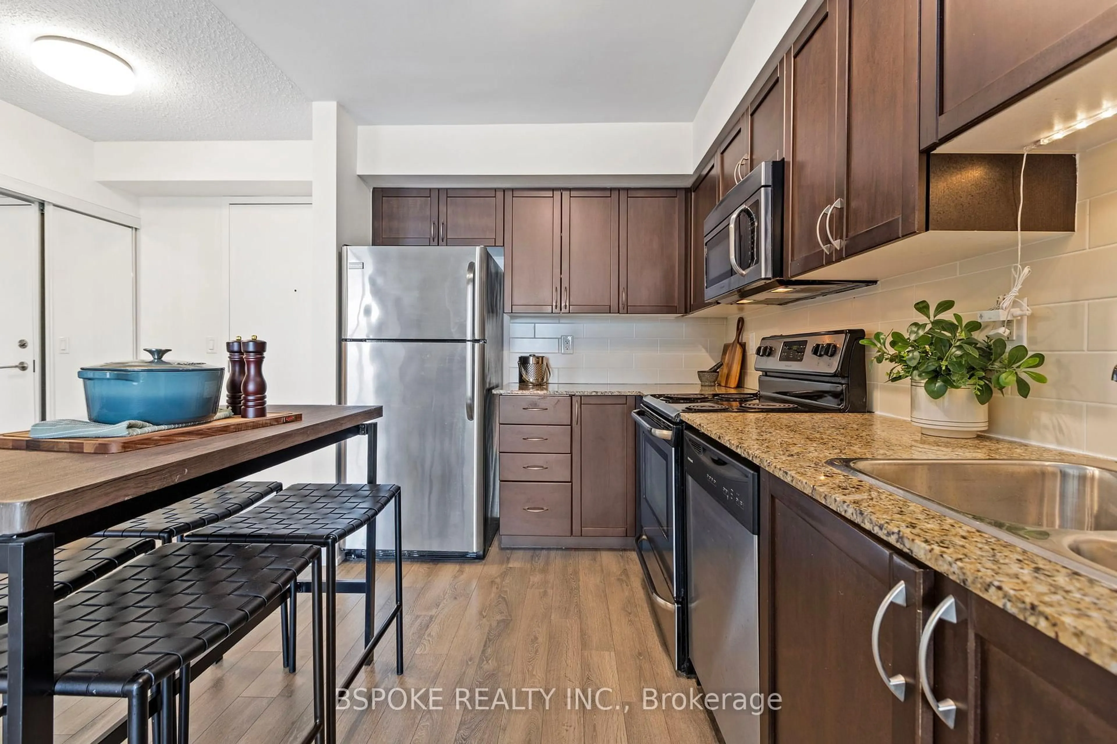 Standard kitchen, unknown for 812 Lansdowne Ave #722, Toronto Ontario M6H 4K5
