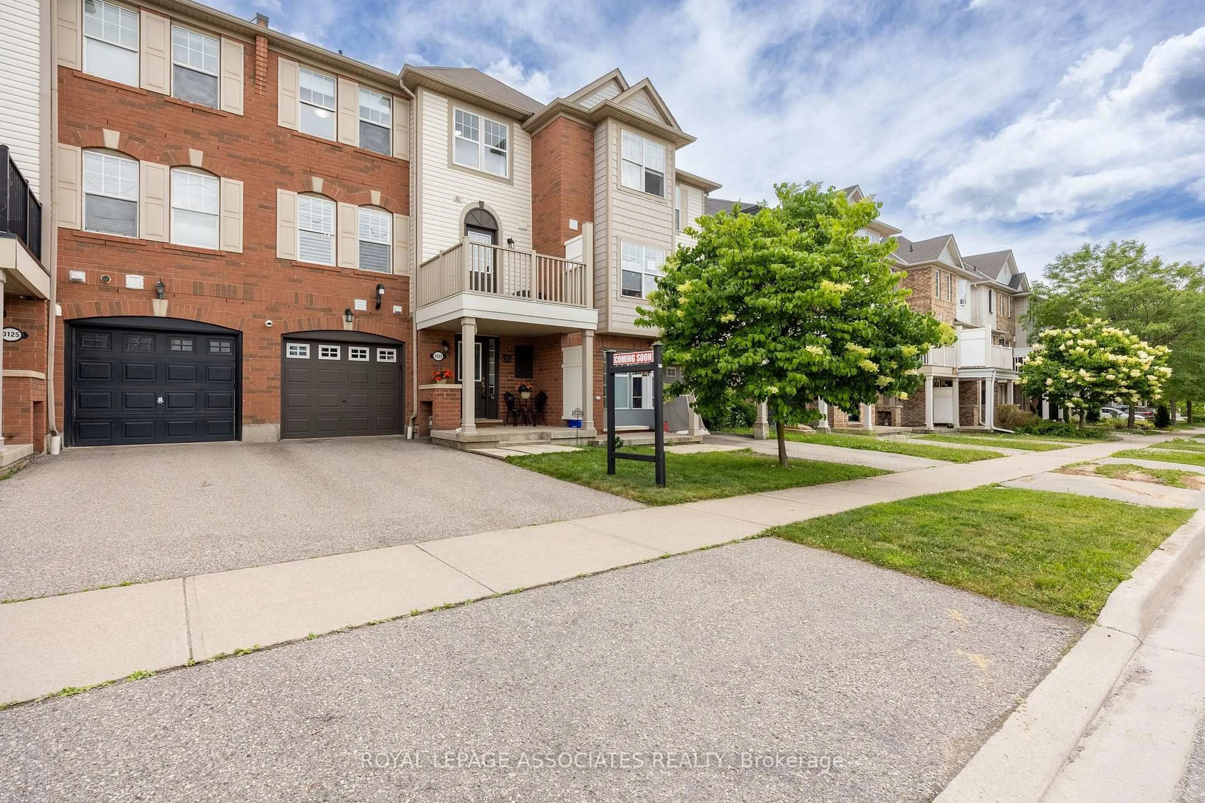 A pic from outside/outdoor area/front of a property/back of a property/a pic from drone, street for 3123 Stornoway Circ, Oakville Ontario L6M 5H9