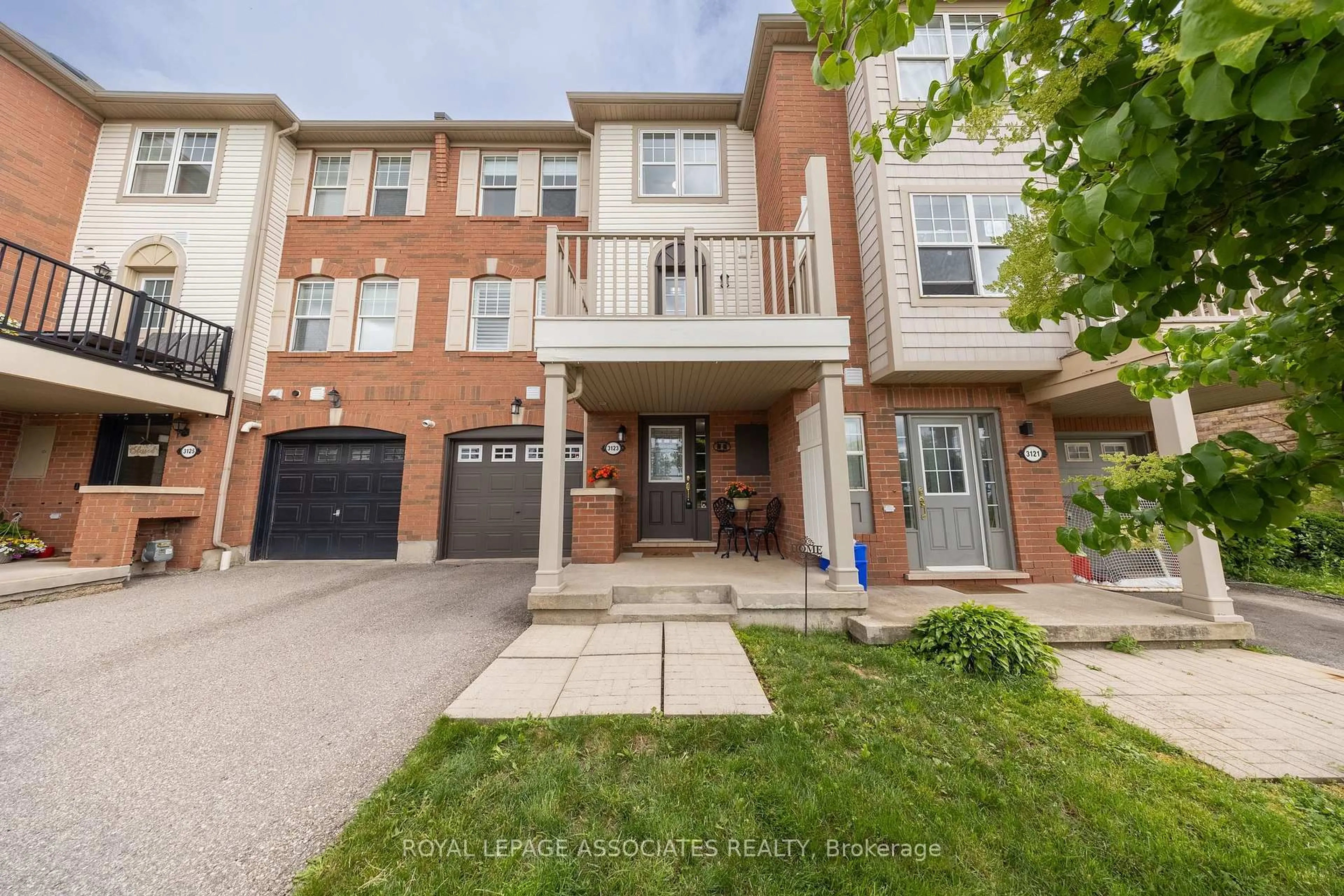 A pic from outside/outdoor area/front of a property/back of a property/a pic from drone, street for 3123 Stornoway Circ, Oakville Ontario L6M 5H9