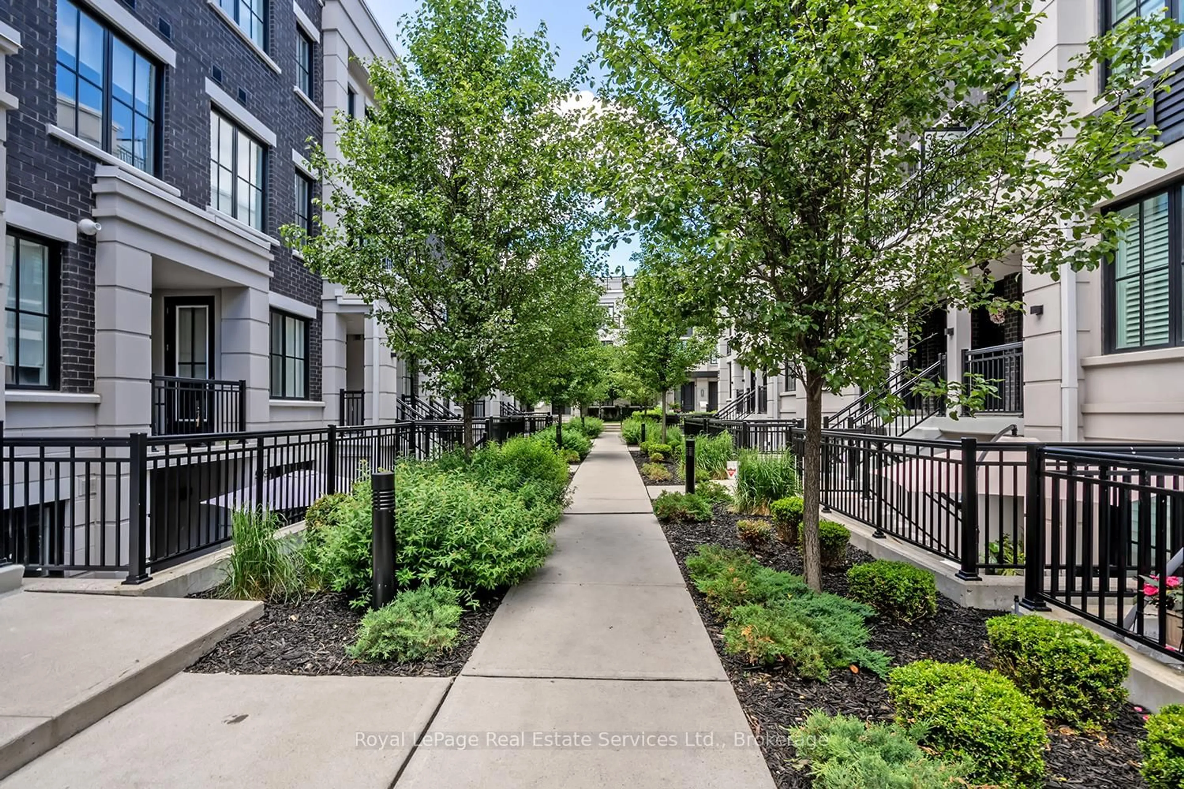 Patio, street for 665 Cricklewood Dr #723, Mississauga Ontario L5G 0B9