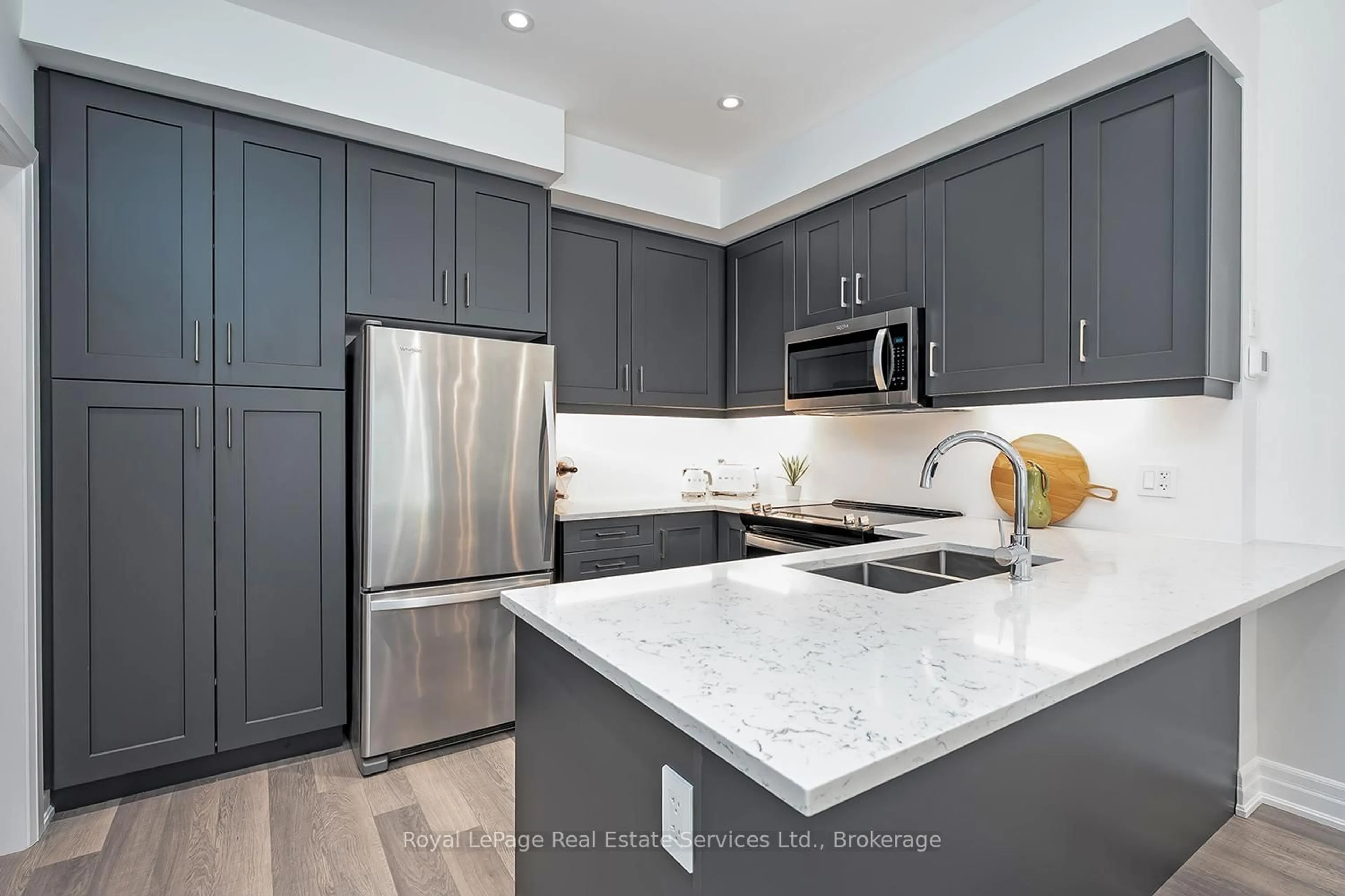 Open concept kitchen, unknown for 665 Cricklewood Dr #723, Mississauga Ontario L5G 0B9
