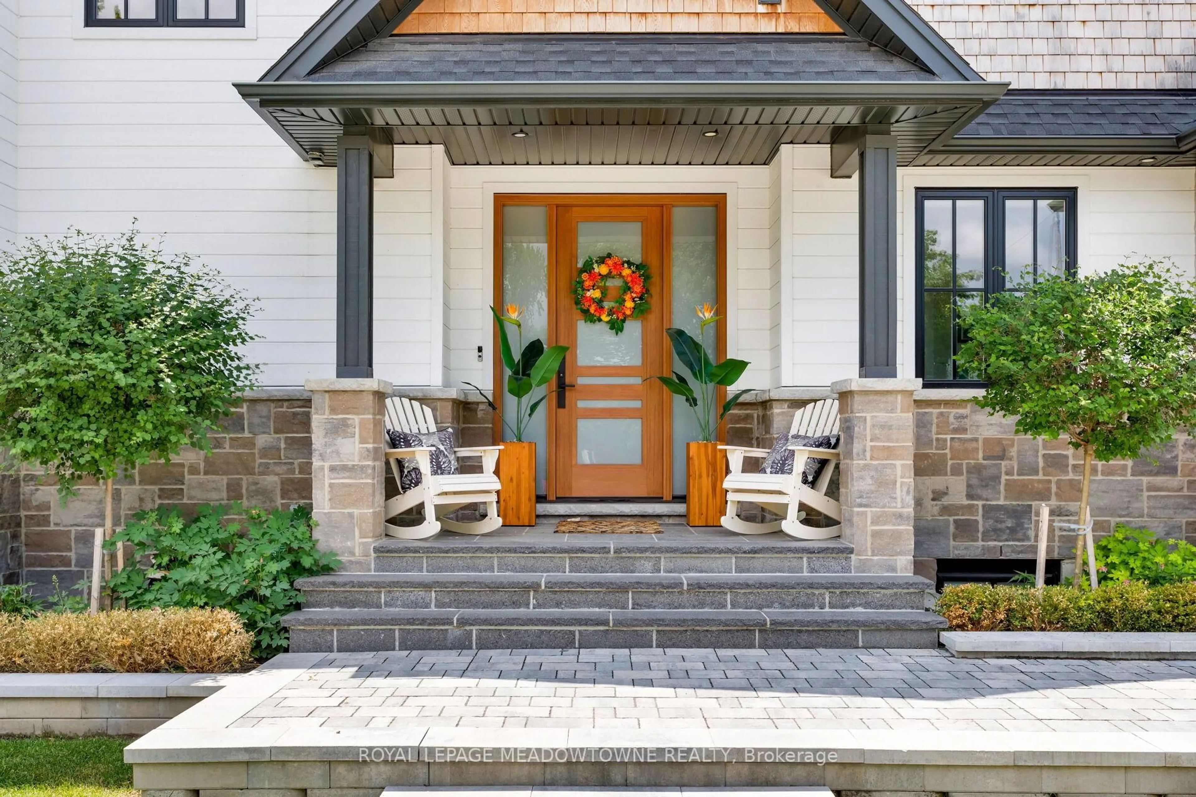 Indoor entryway for 396 Broadway Ave, Milton Ontario L9T 1T7