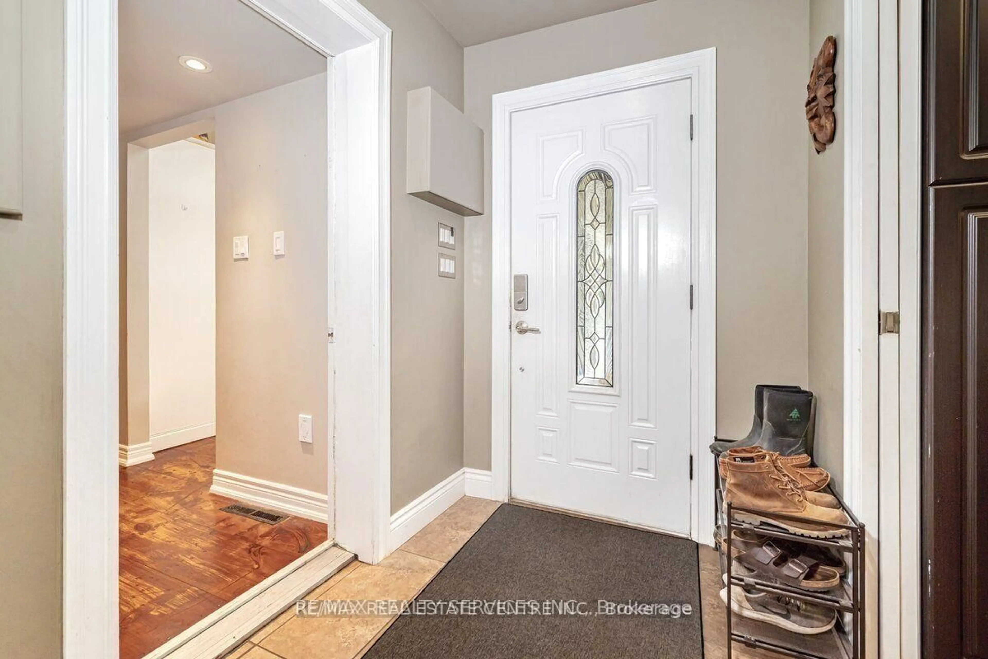 Indoor entryway for 104 Kennedy Rd, Caledon Ontario L7C 2A7
