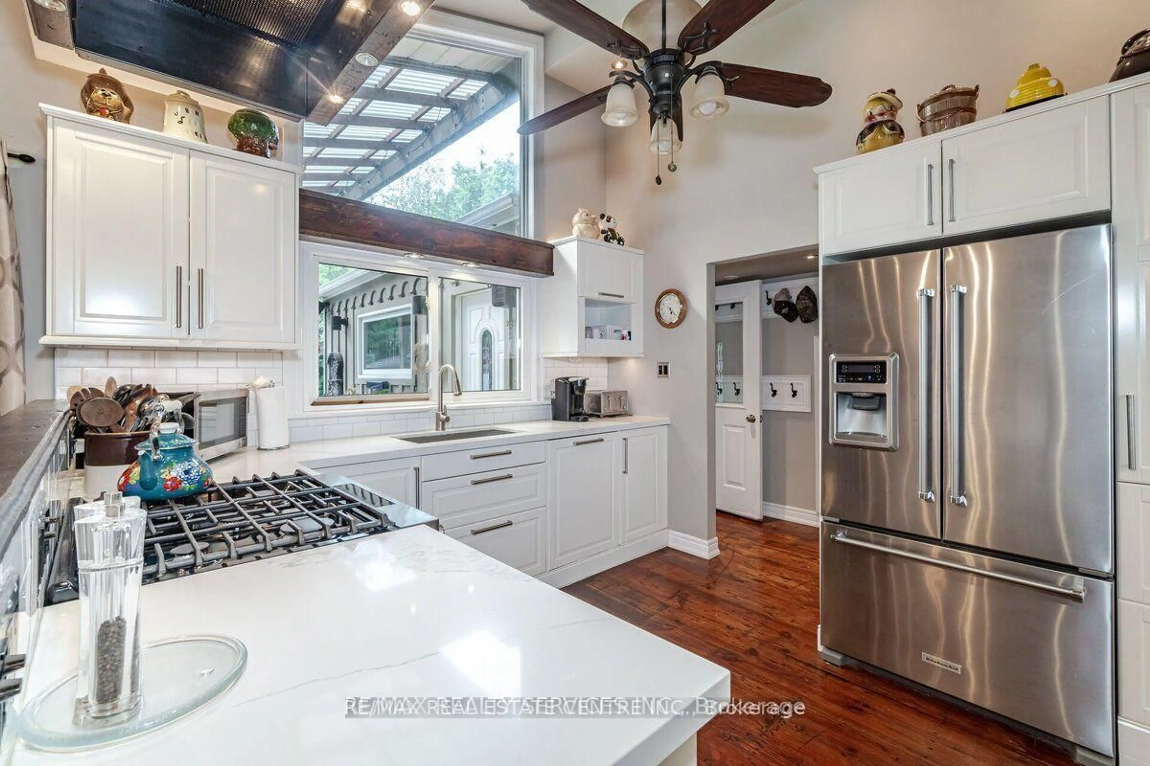 Open concept kitchen, ceramic/tile floor for 104 Kennedy Rd, Caledon Ontario L7C 2A7