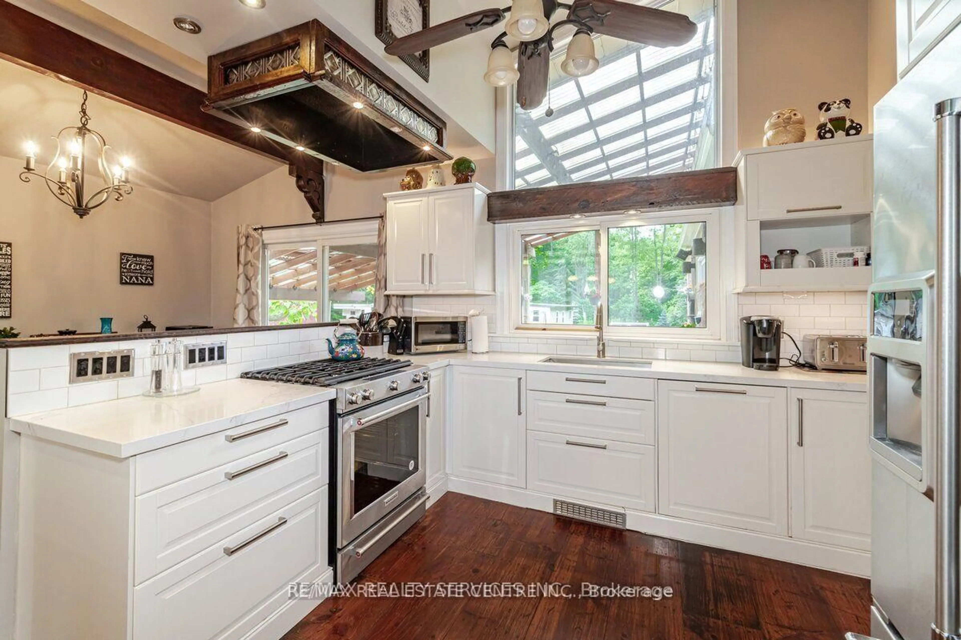 Contemporary kitchen, unknown for 104 Kennedy Rd, Caledon Ontario L7C 2A7