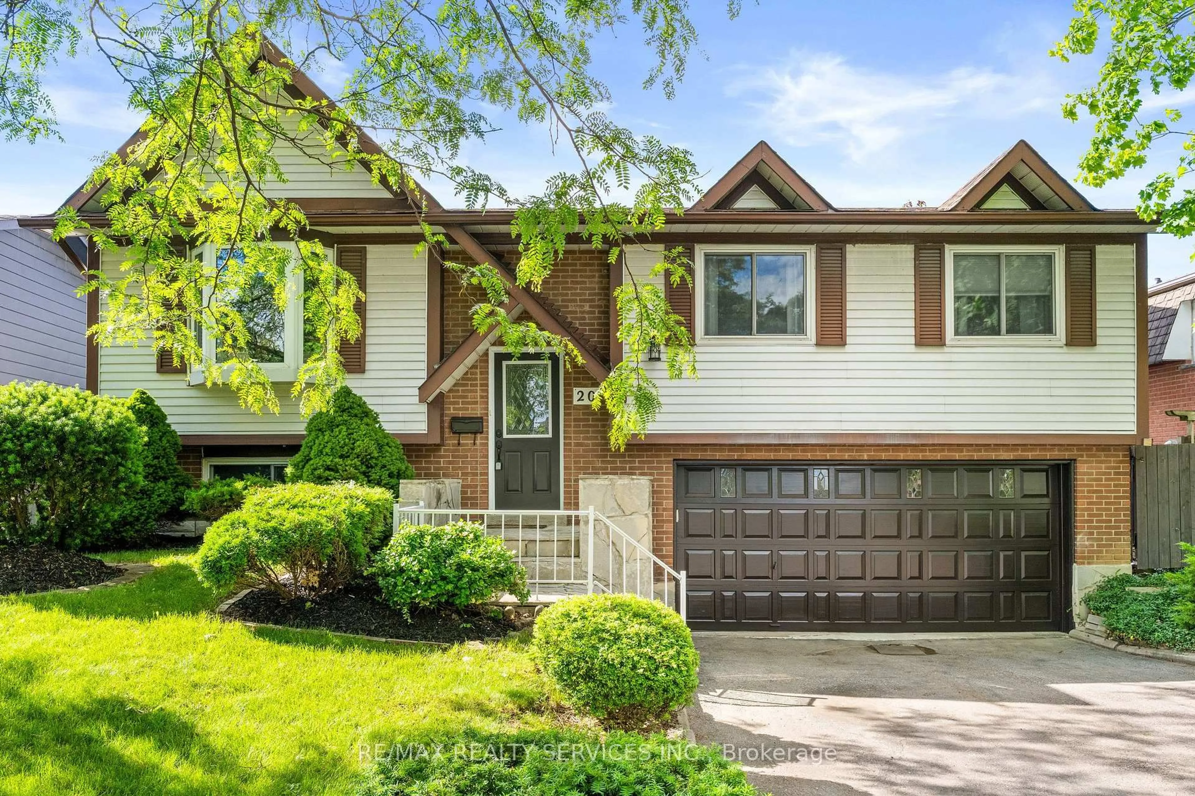 Home with vinyl exterior material, street for 20 Linkdale Rd, Brampton Ontario L6V 2Y4