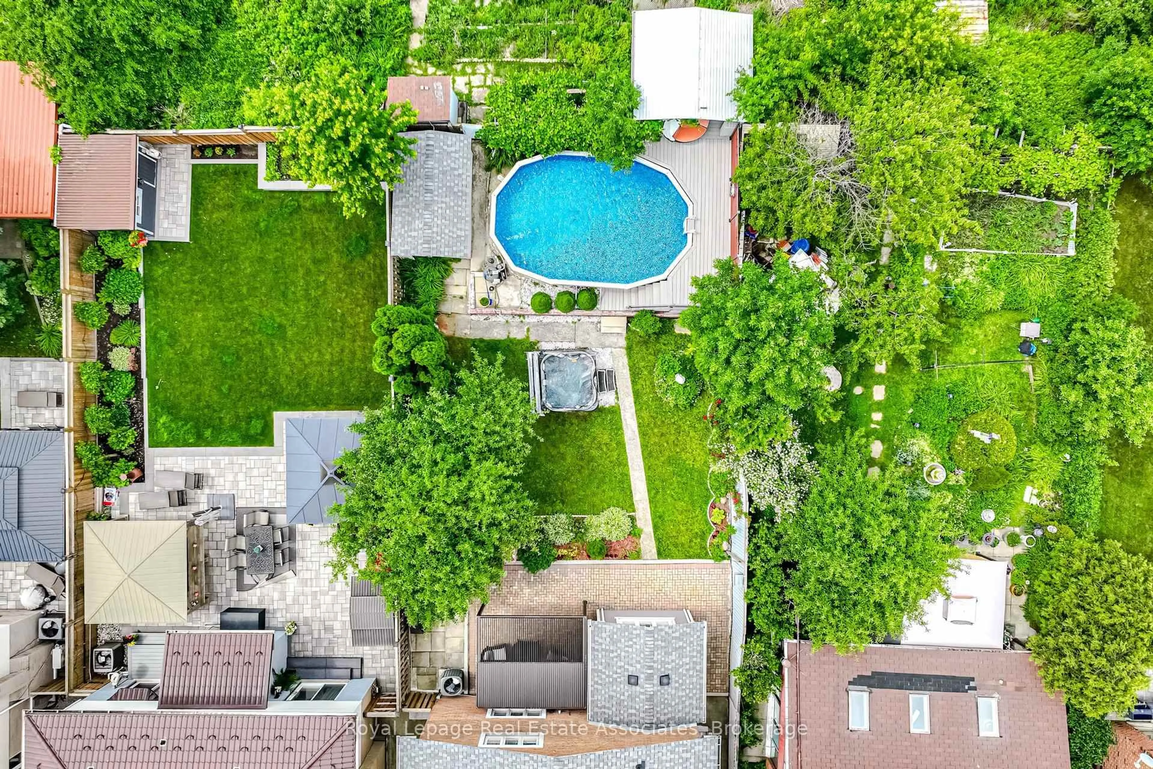 A pic from outside/outdoor area/front of a property/back of a property/a pic from drone, street for 1311 Underwood Dr, Mississauga Ontario L4W 3M9