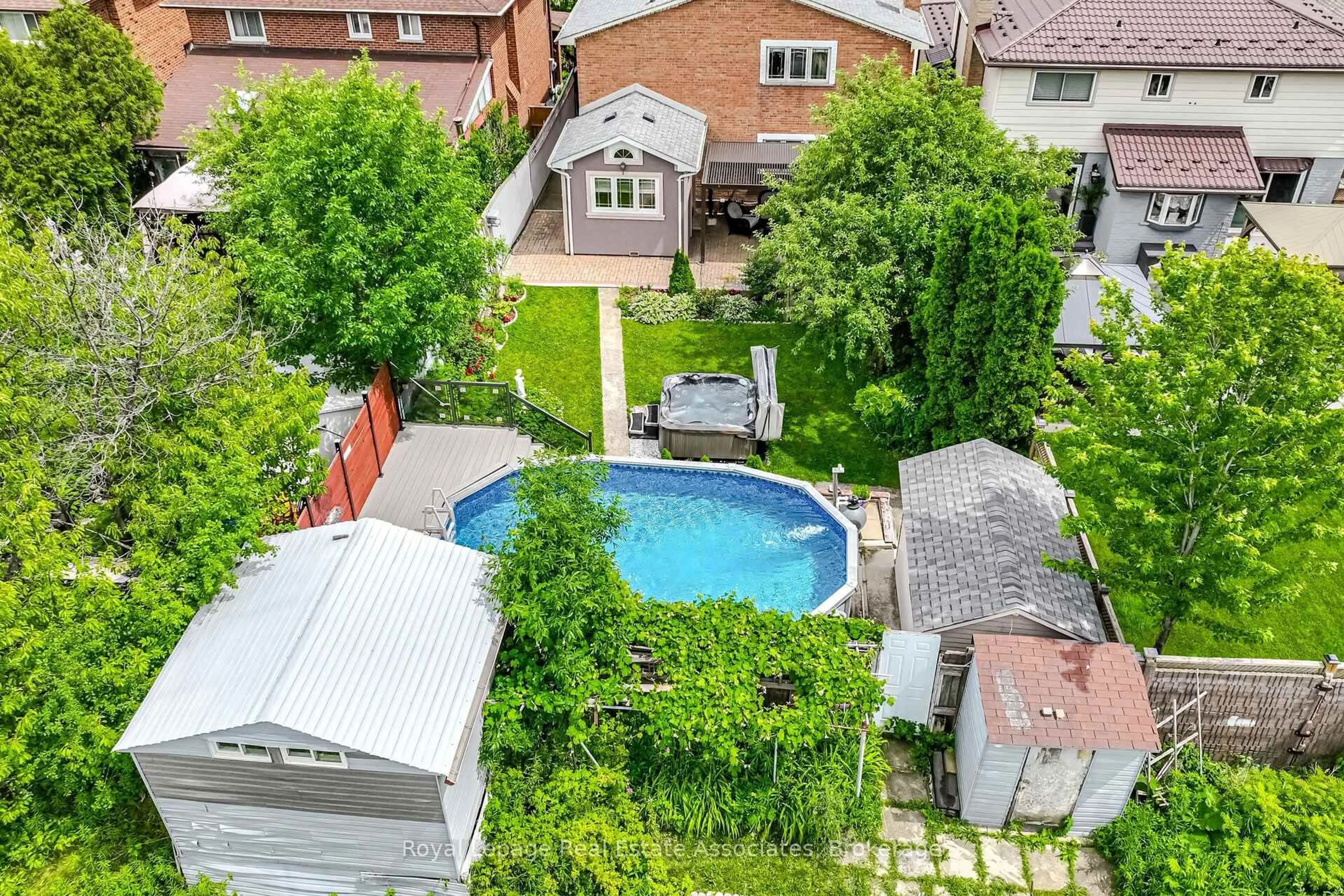 A pic from outside/outdoor area/front of a property/back of a property/a pic from drone, unknown for 1311 Underwood Dr, Mississauga Ontario L4W 3M9