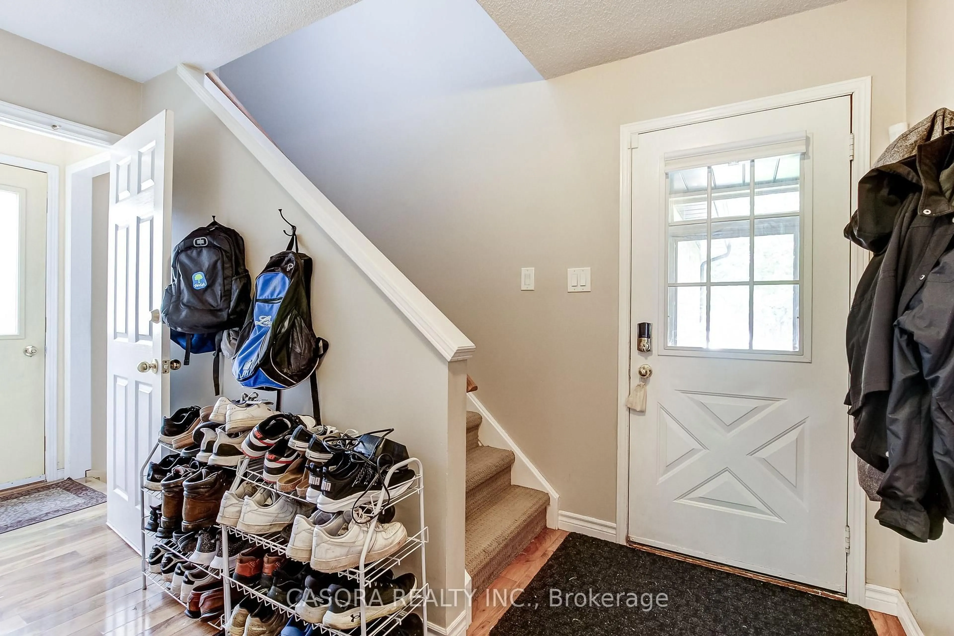 Indoor entryway for 2461 HEADON FOREST Dr, Burlington Ontario L7M 3L4