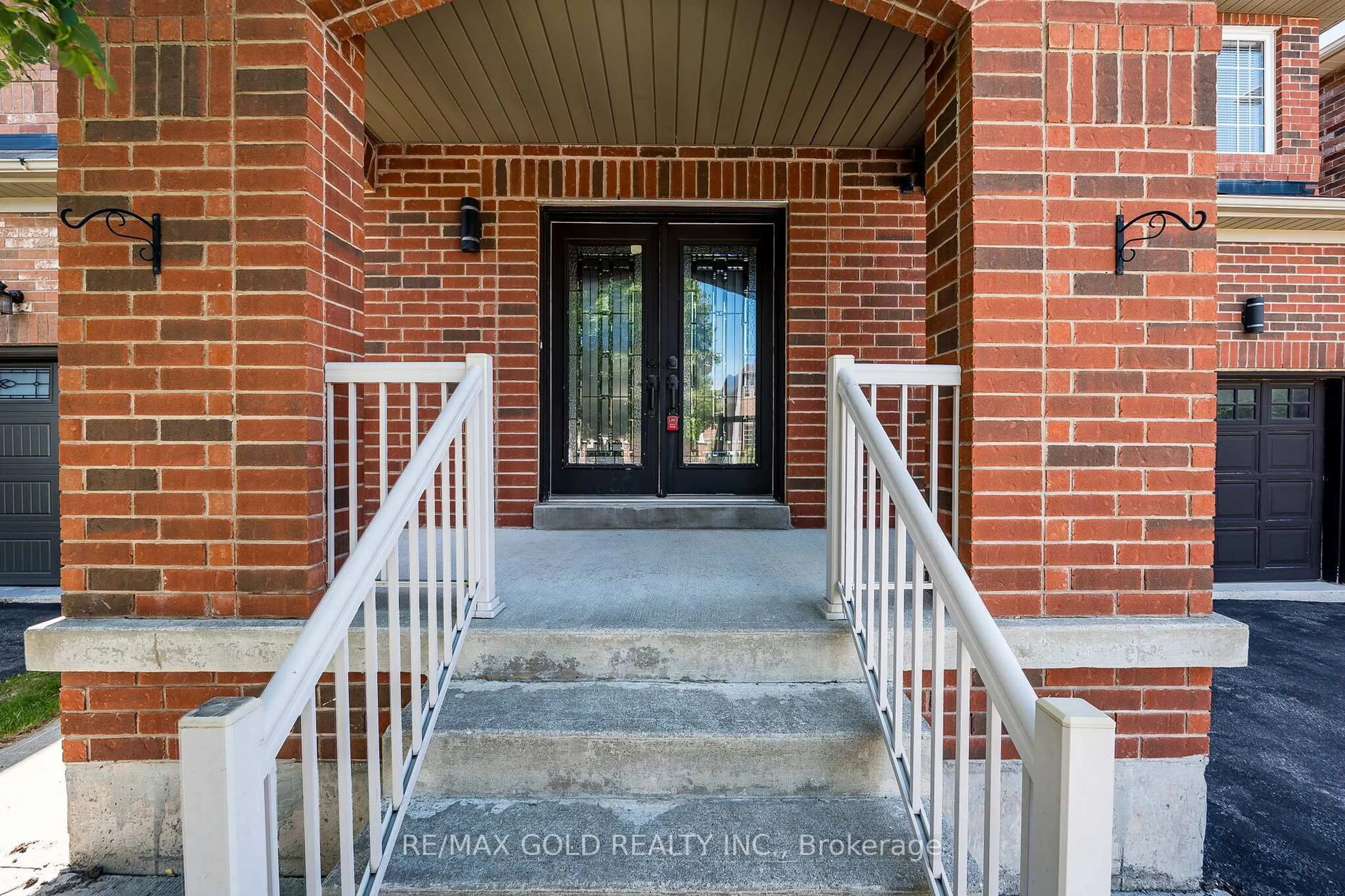 Indoor entryway for 18 Travis Cres, Brampton Ontario L7A 0P2