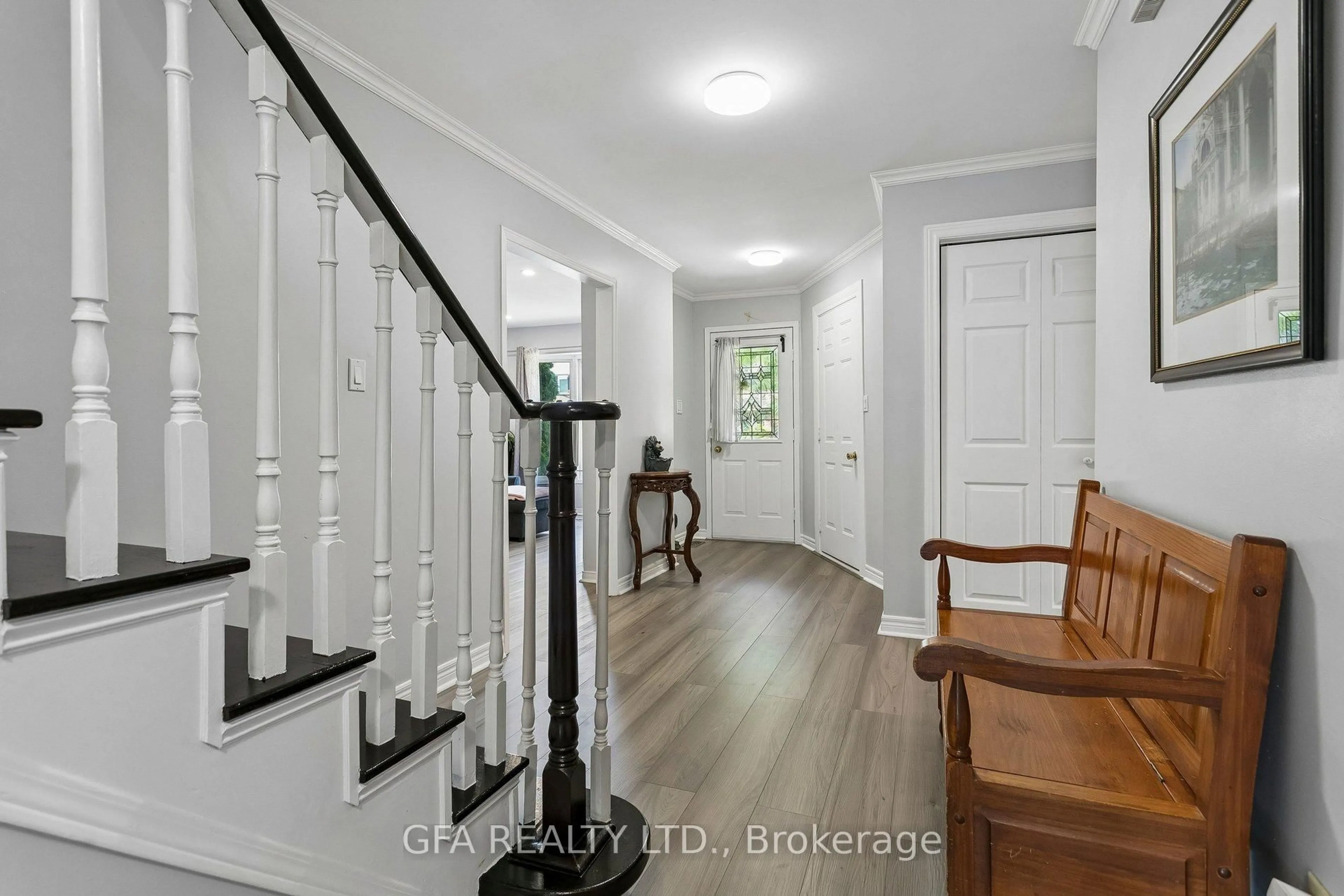 Indoor entryway for 3220 Turnstone Cres, Mississauga Ontario L5L 5L4