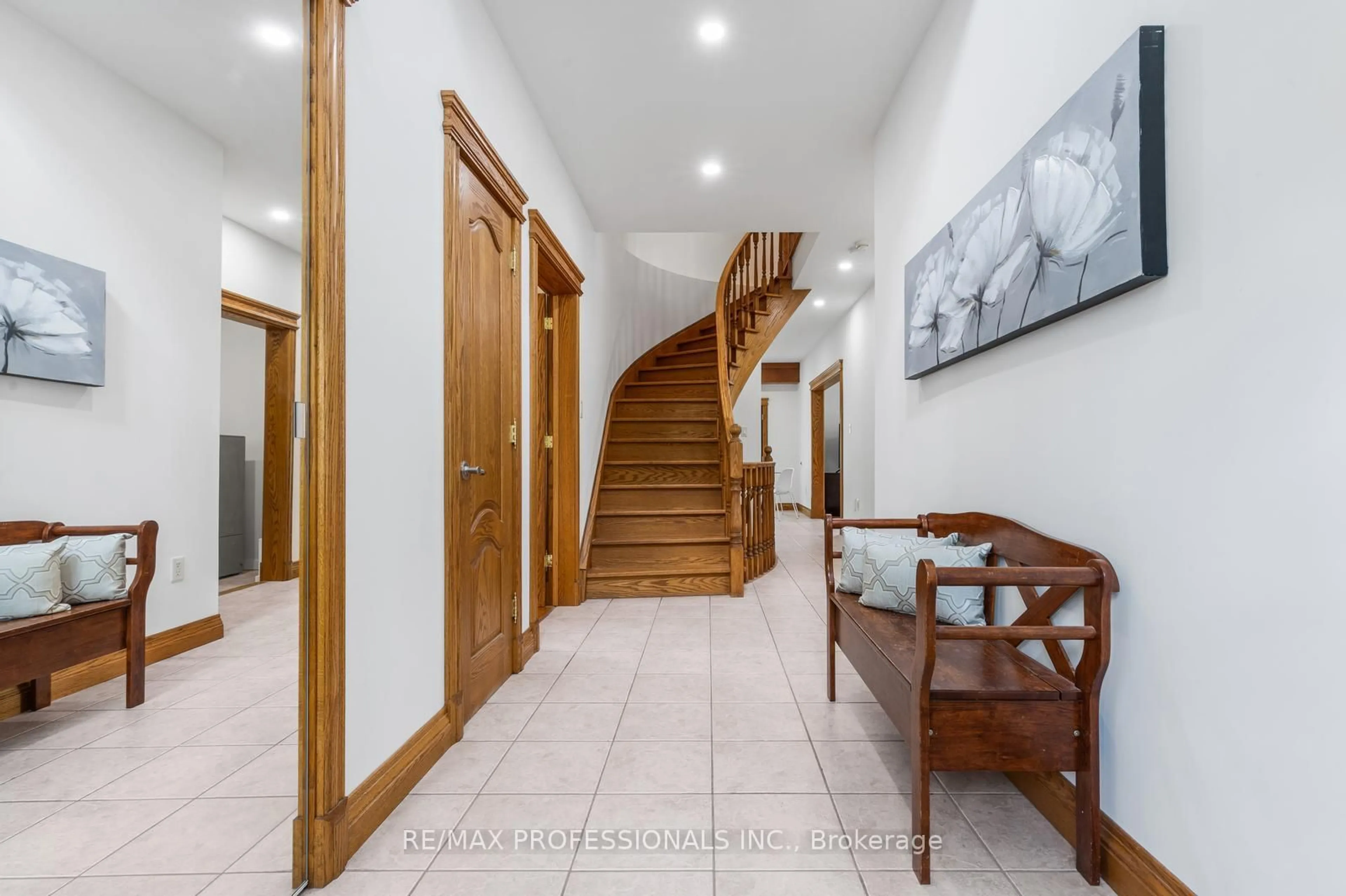 Indoor foyer for 152 Evans Ave, Toronto Ontario M8Z 1H9