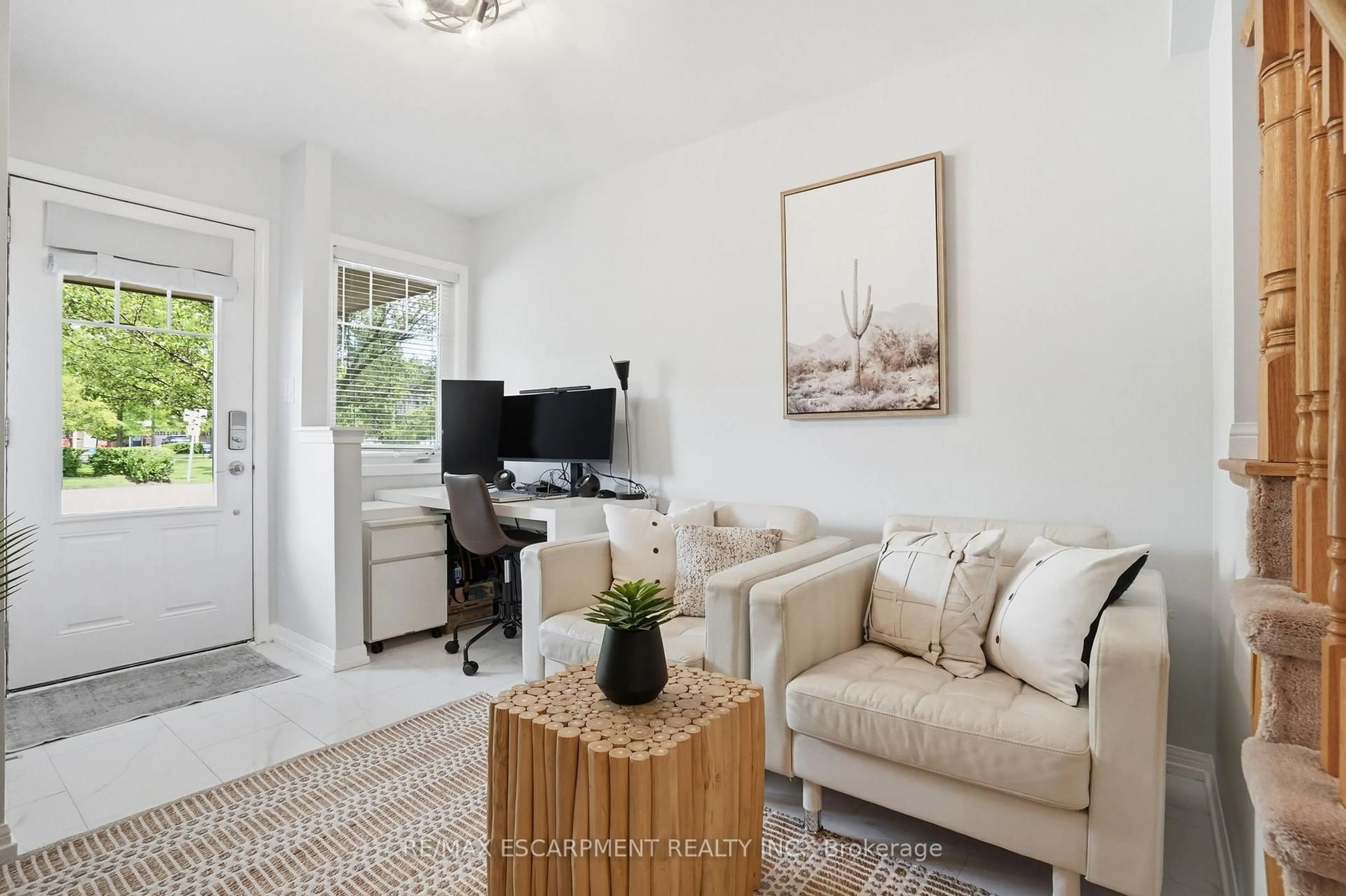 Living room with furniture, unknown for 3050 ROTARY Way #54, Burlington Ontario L7M 0G8
