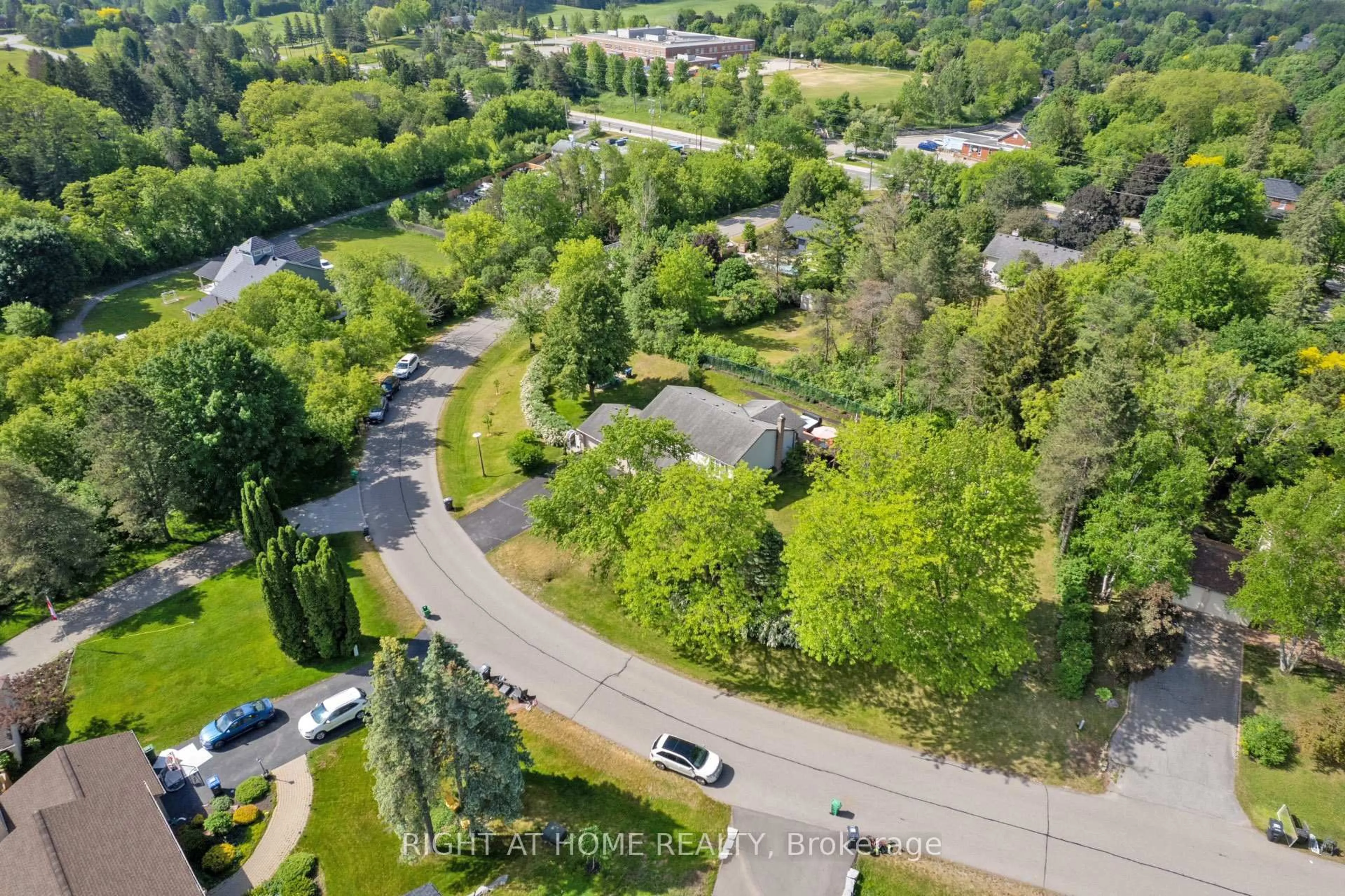 A pic from outside/outdoor area/front of a property/back of a property/a pic from drone, unknown for 10 Munro St, Caledon Ontario L7E 0L6